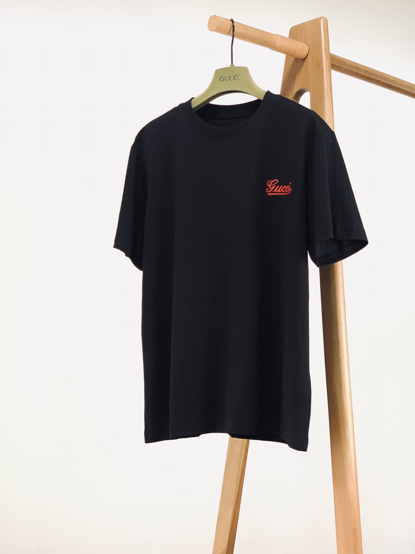 Gucci 古驰 2026SS春夏新品 复古手写体印花短袖👕高支精梳棉面料软糯透气，垂坠感绝了，上身亲肤
