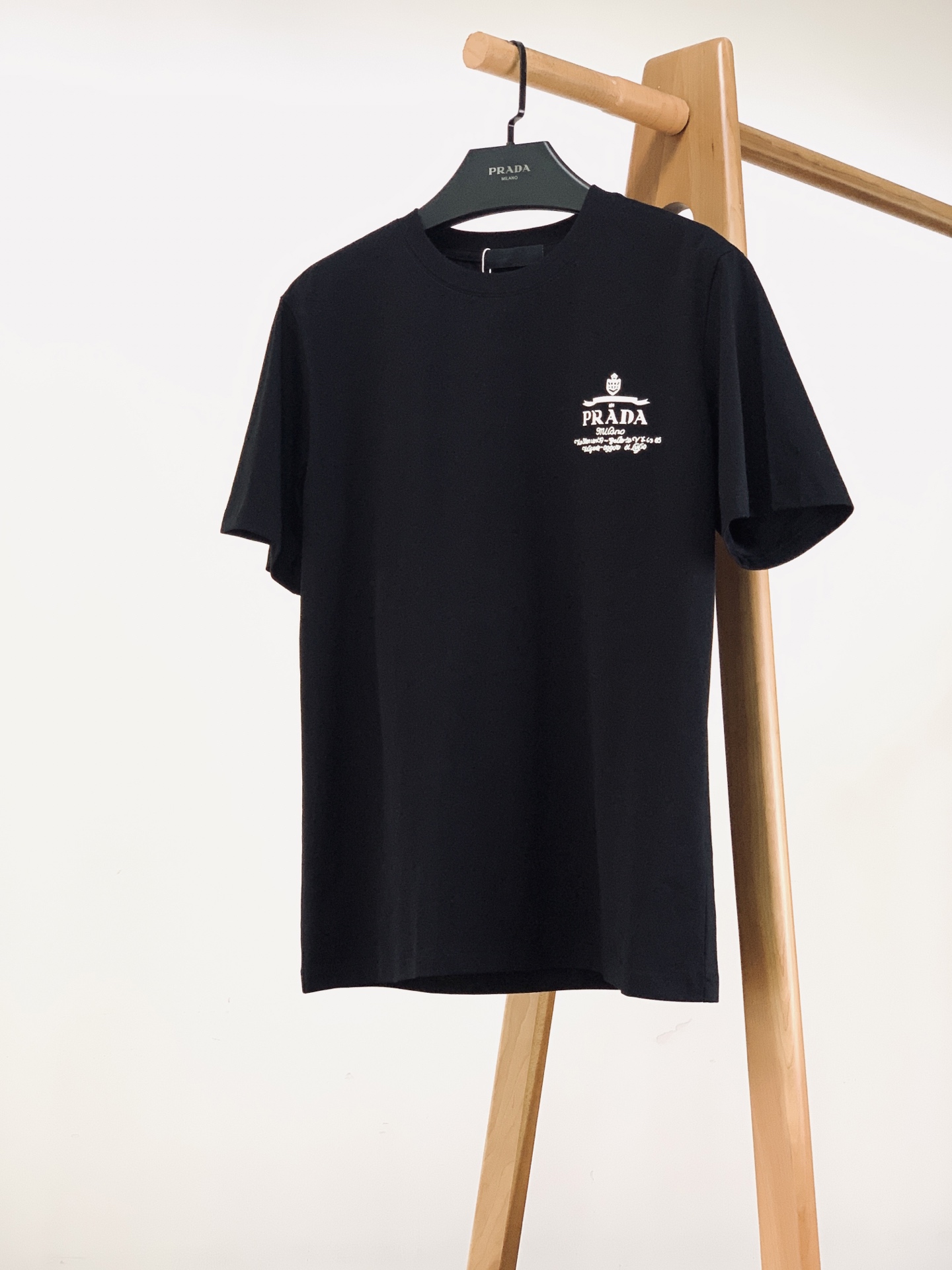 Prada 普拉达 2026SS春夏新品 复古徽章印花短袖👕高支精梳棉面料软糯透气，垂坠感绝了，上身亲肤