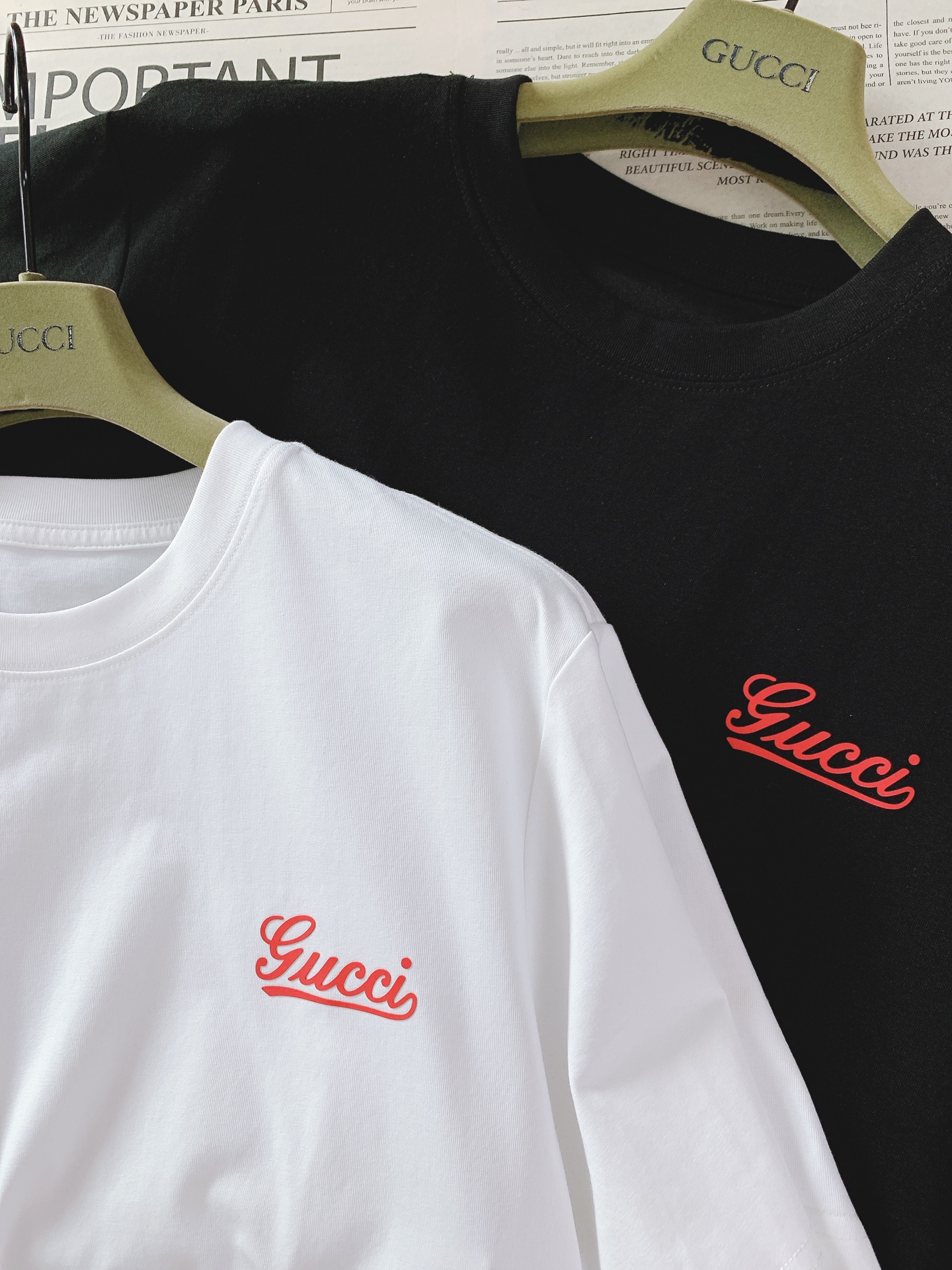 Gucci 古驰 2026SS春夏新品 复古手写体印花短袖👕高支精梳棉面料软糯透气，垂坠感绝了，上身亲肤