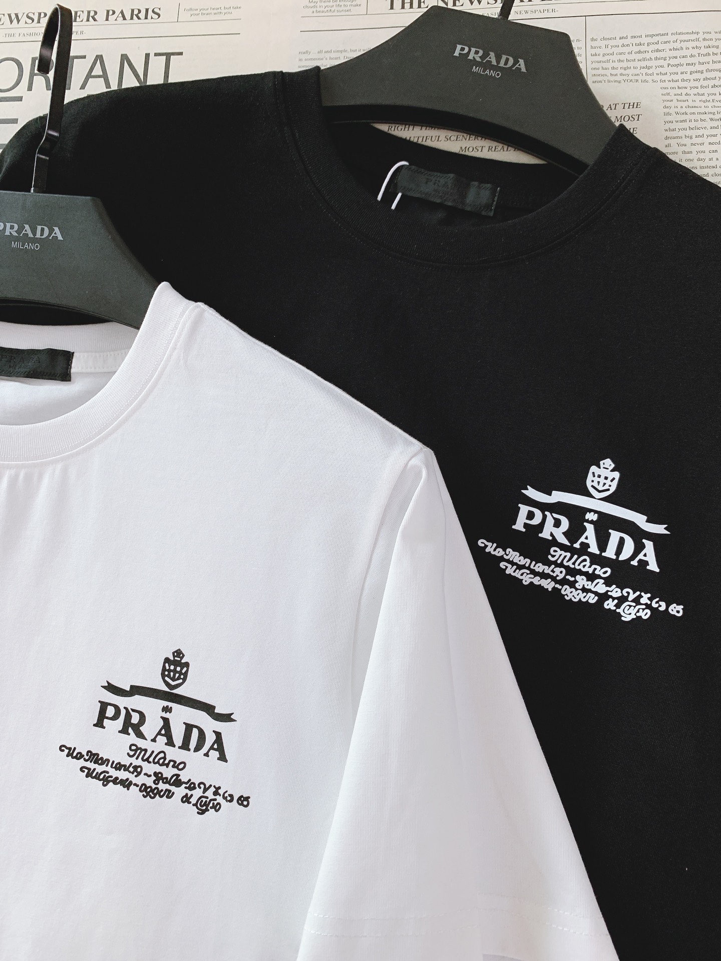 Prada 普拉达 2026SS春夏新品 复古徽章印花短袖👕高支精梳棉面料软糯透气，垂坠感绝了，上身亲肤