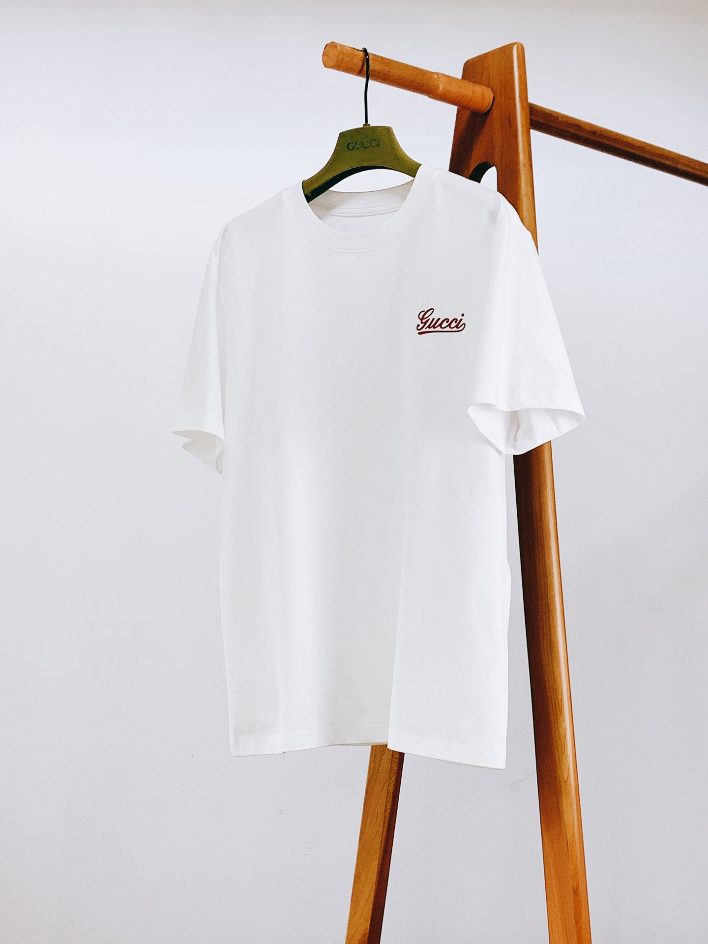 Gucci 古驰 2026SS春夏新品 复古手写体印花短袖👕高支精梳棉面料软糯透气，垂坠感绝了，上身亲肤