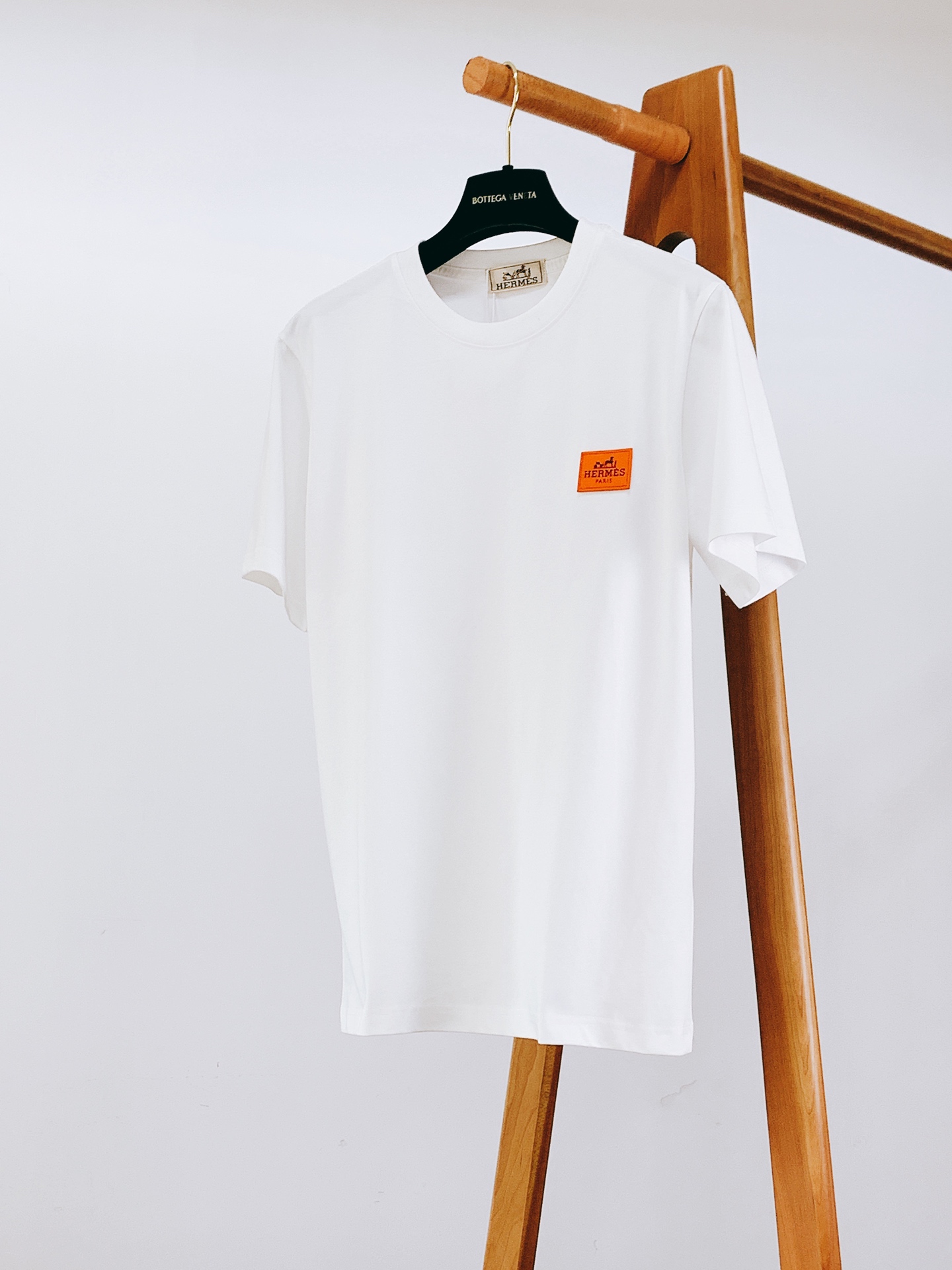 Hermès 爱马仕 2026SS春夏新品 经典橙标皮革饰牌短袖👕高支精梳棉面料软糯透气，垂坠感绝了，上