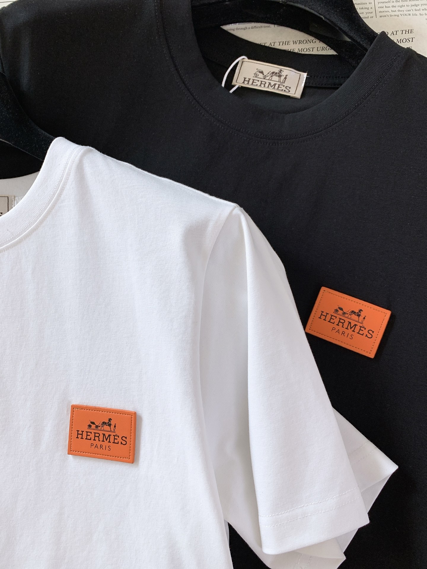 Hermès 爱马仕 2026SS春夏新品 经典橙标皮革饰牌短袖👕高支精梳棉面料软糯透气，垂坠感绝了，上