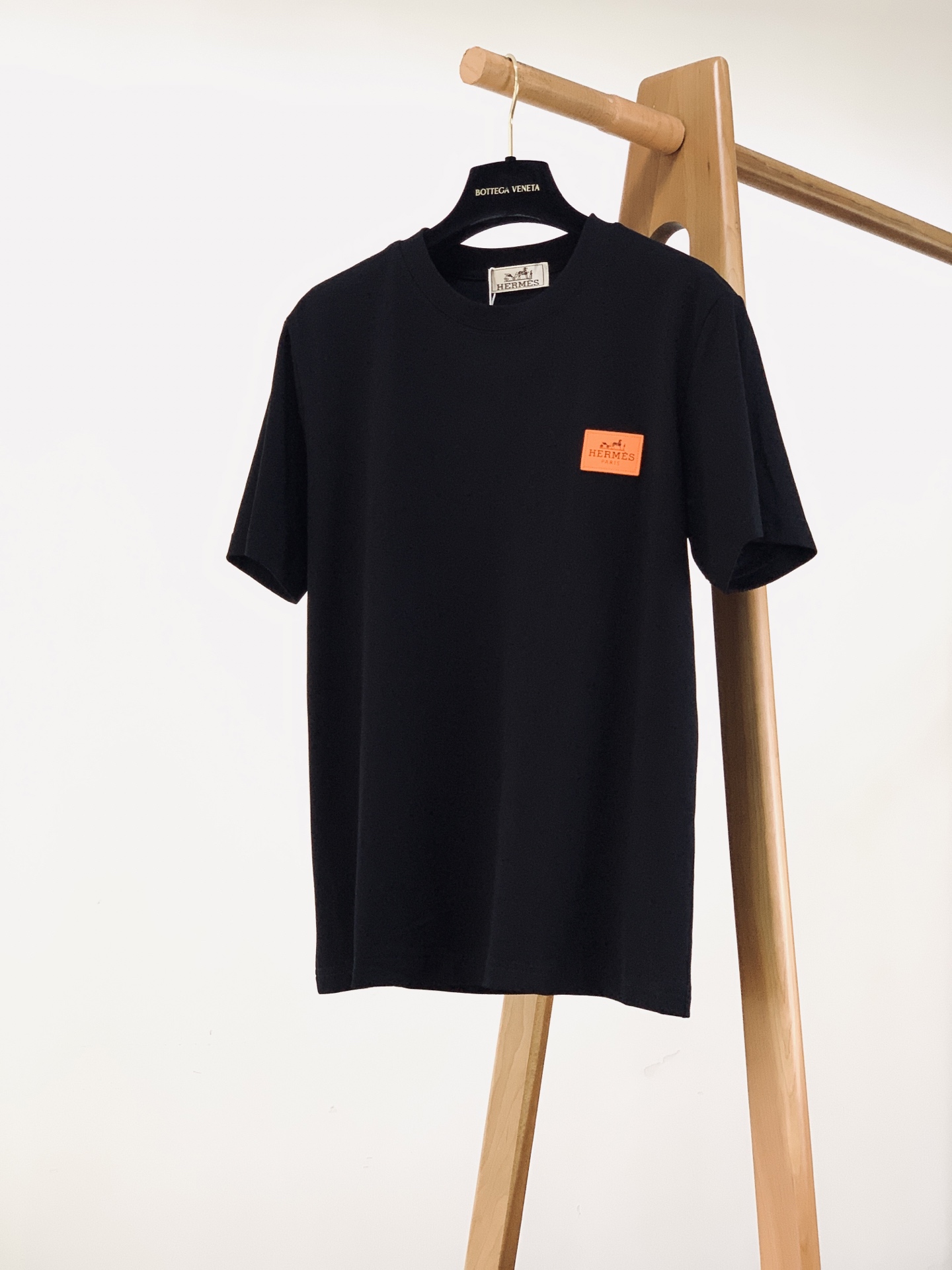 Hermès 爱马仕 2026SS春夏新品 经典橙标皮革饰牌短袖👕高支精梳棉面料软糯透气，垂坠感绝了，上