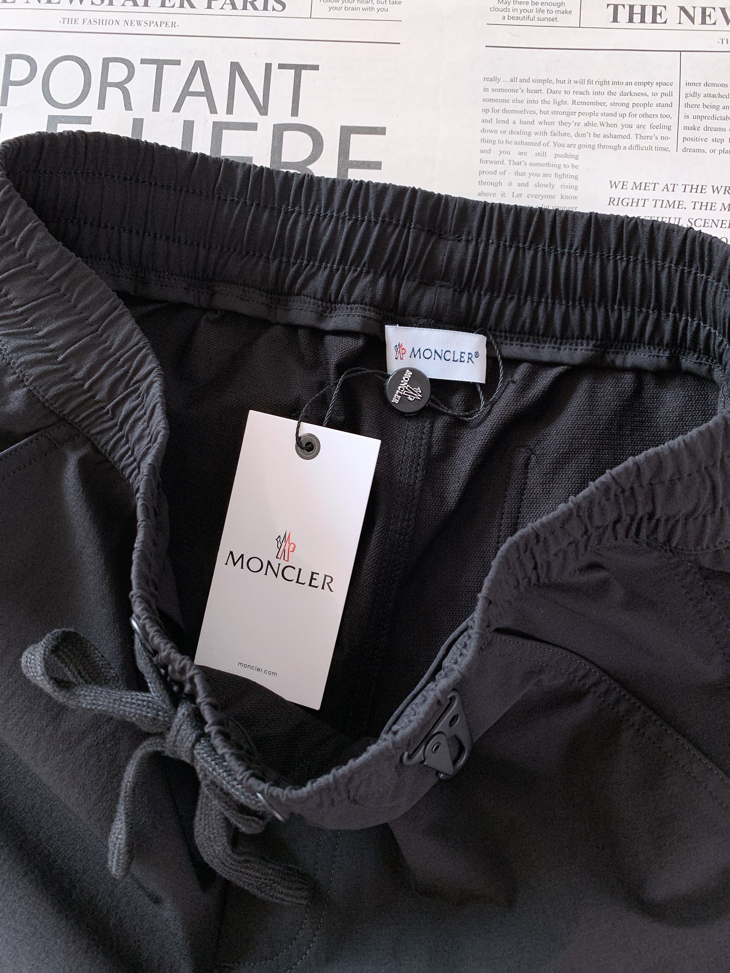 Moncler 蒙口 2026SS春夏新品 黑色松紧休闲裤时尚系列，独特设计，抽绳休闲长裤 订纱开始订染