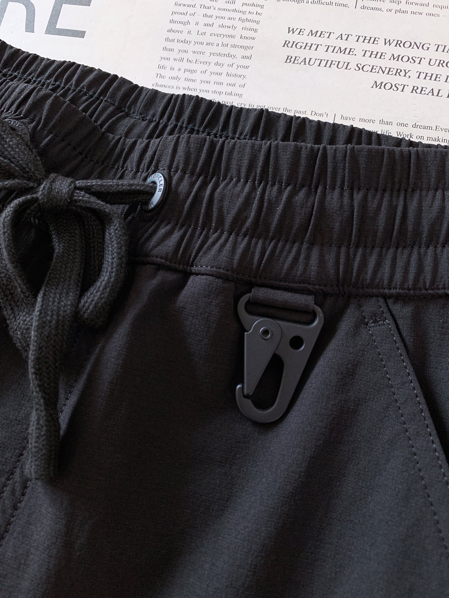 Moncler 蒙口 2026SS春夏新品 黑色松紧休闲裤时尚系列，独特设计，抽绳休闲长裤 订纱开始订染
