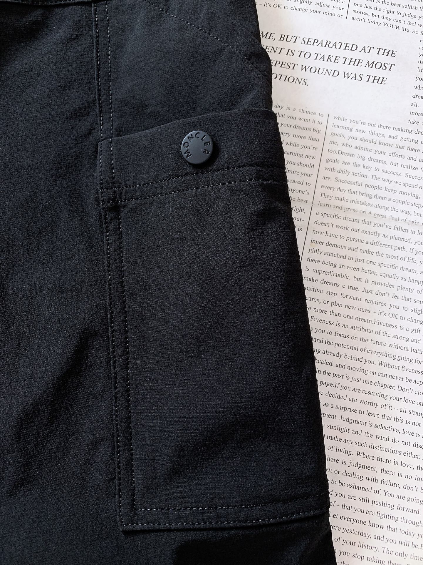 Moncler 蒙口 2026SS春夏新品 黑色松紧休闲裤时尚系列，独特设计，抽绳休闲长裤 订纱开始订染