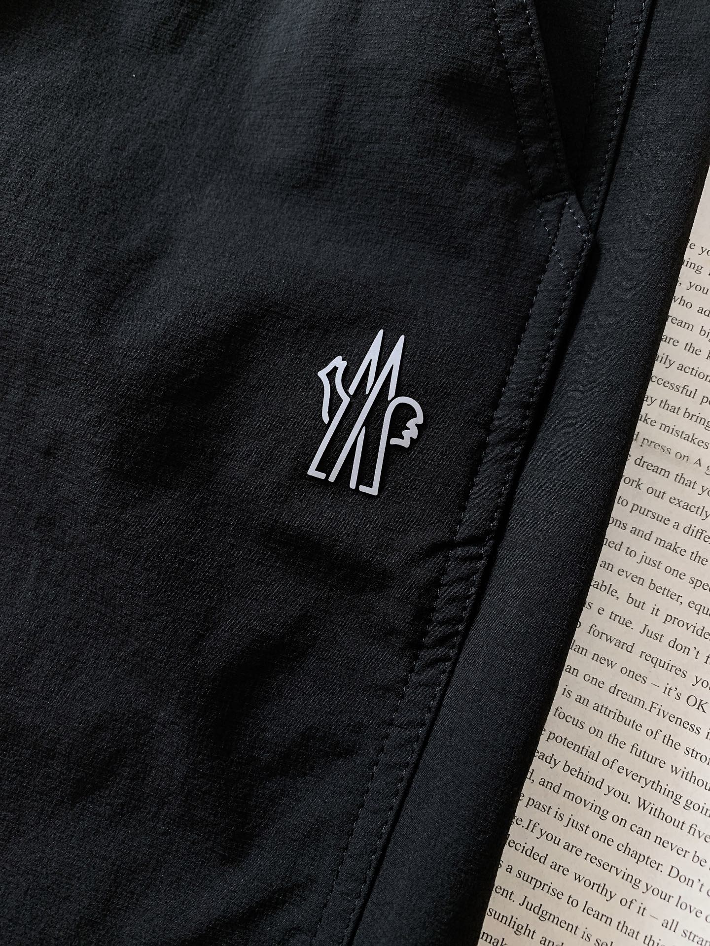 Moncler 蒙口 2026SS春夏新品 黑色松紧休闲裤时尚系列，独特设计，抽绳休闲长裤 订纱开始订染