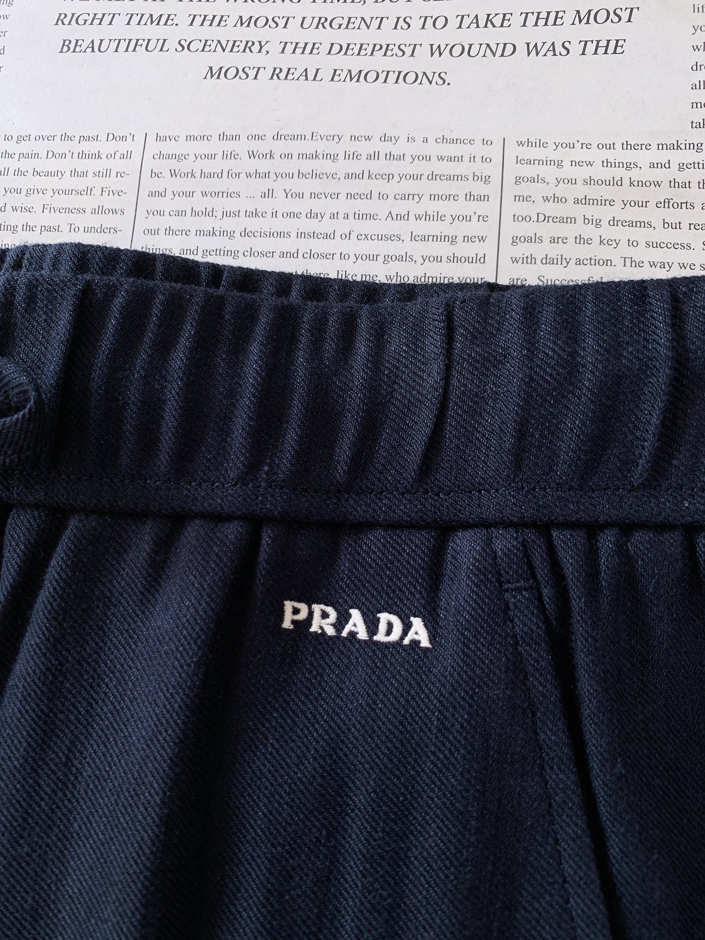 Prada 普拉达 2026SS春夏新品 蓝色 松紧运动休闲裤 材质 天丝羊毛麻裤时尚系列，独特设计，抽