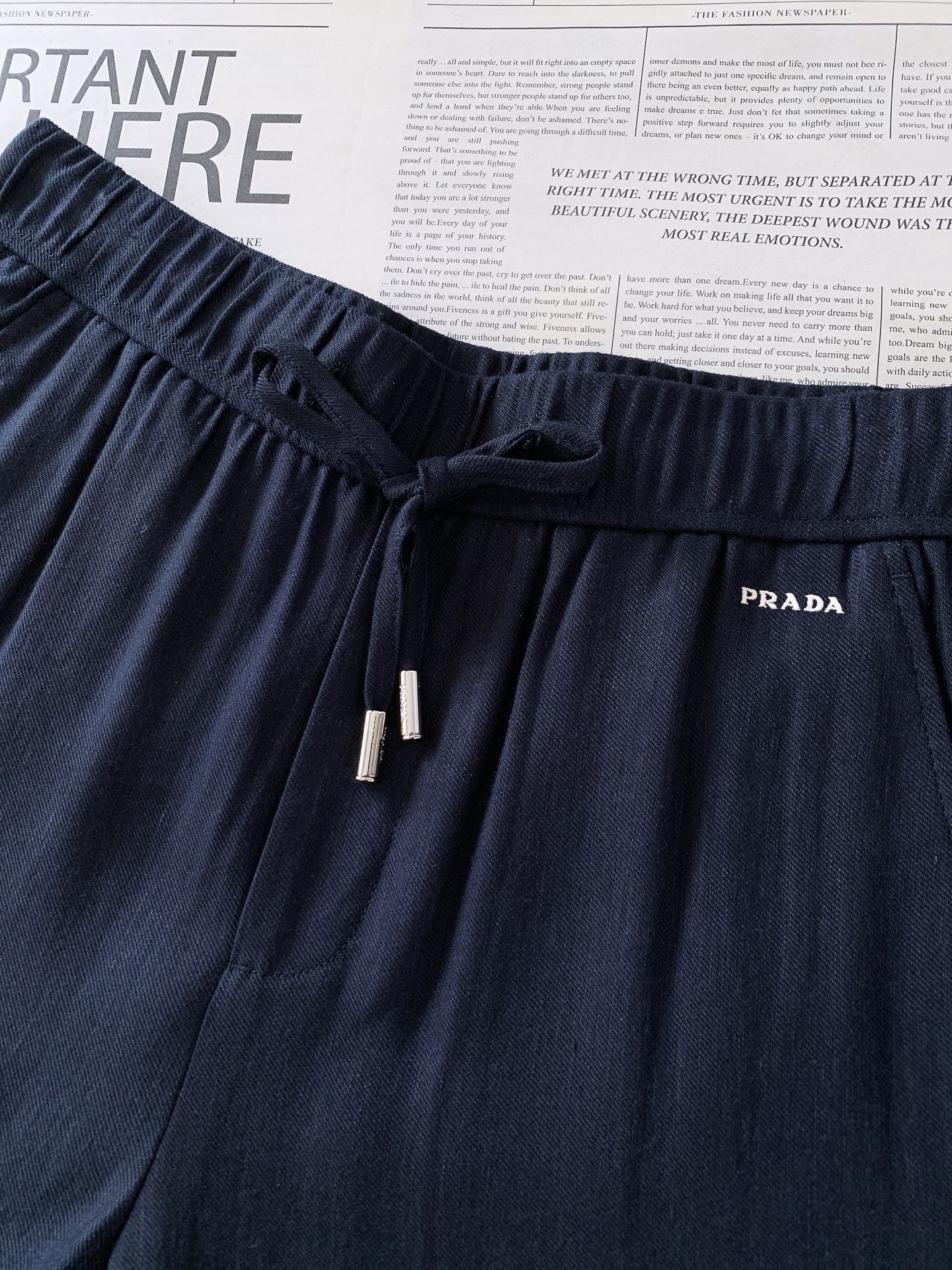 Prada 普拉达 2026SS春夏新品 蓝色 松紧运动休闲裤 材质 天丝羊毛麻裤时尚系列，独特设计，抽