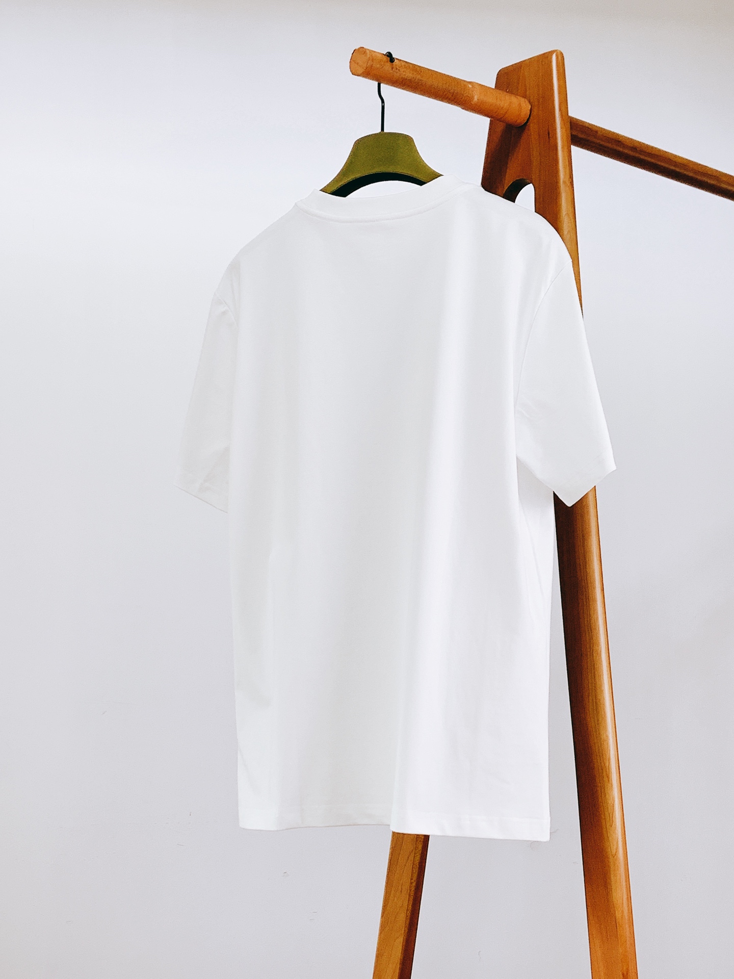 Gucci 古驰 2026SS春夏新品 复古手写体印花短袖👕高支精梳棉面料软糯透气，垂坠感绝了，上身亲肤