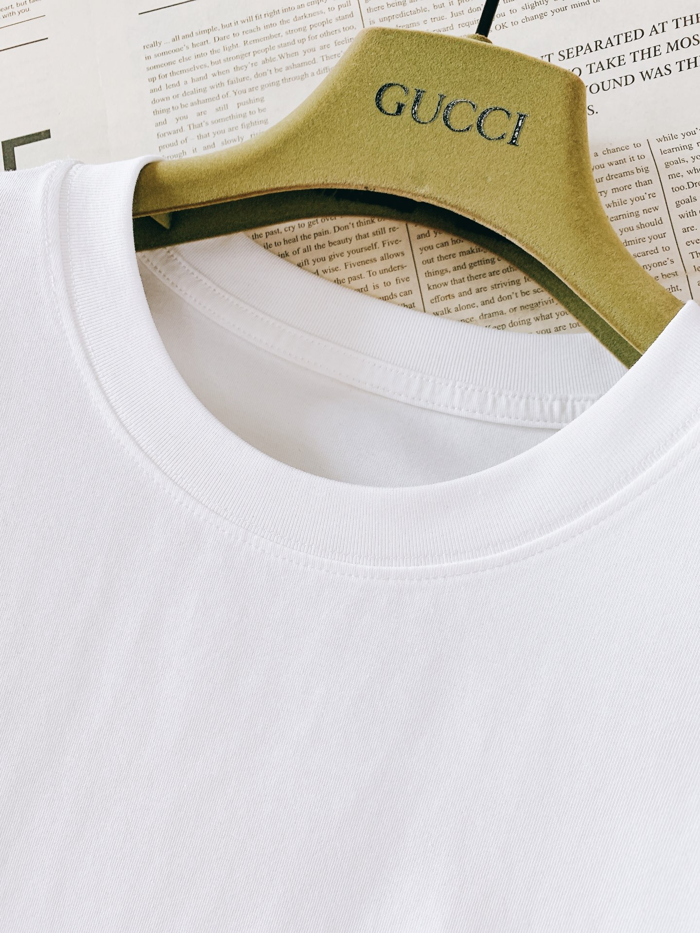 Gucci 古驰 2026SS春夏新品 复古手写体印花短袖👕高支精梳棉面料软糯透气，垂坠感绝了，上身亲肤