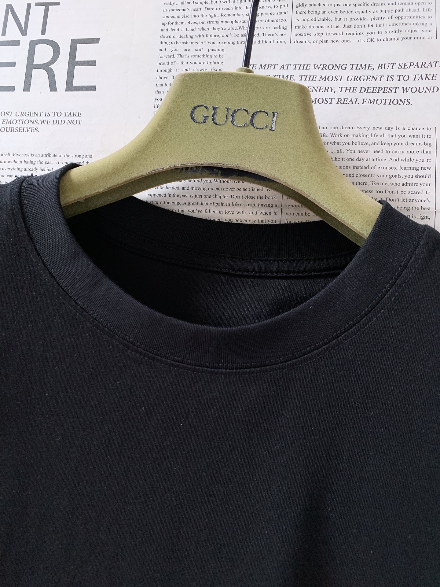 Gucci 古驰 2026SS春夏新品 复古手写体印花短袖👕高支精梳棉面料软糯透气，垂坠感绝了，上身亲肤