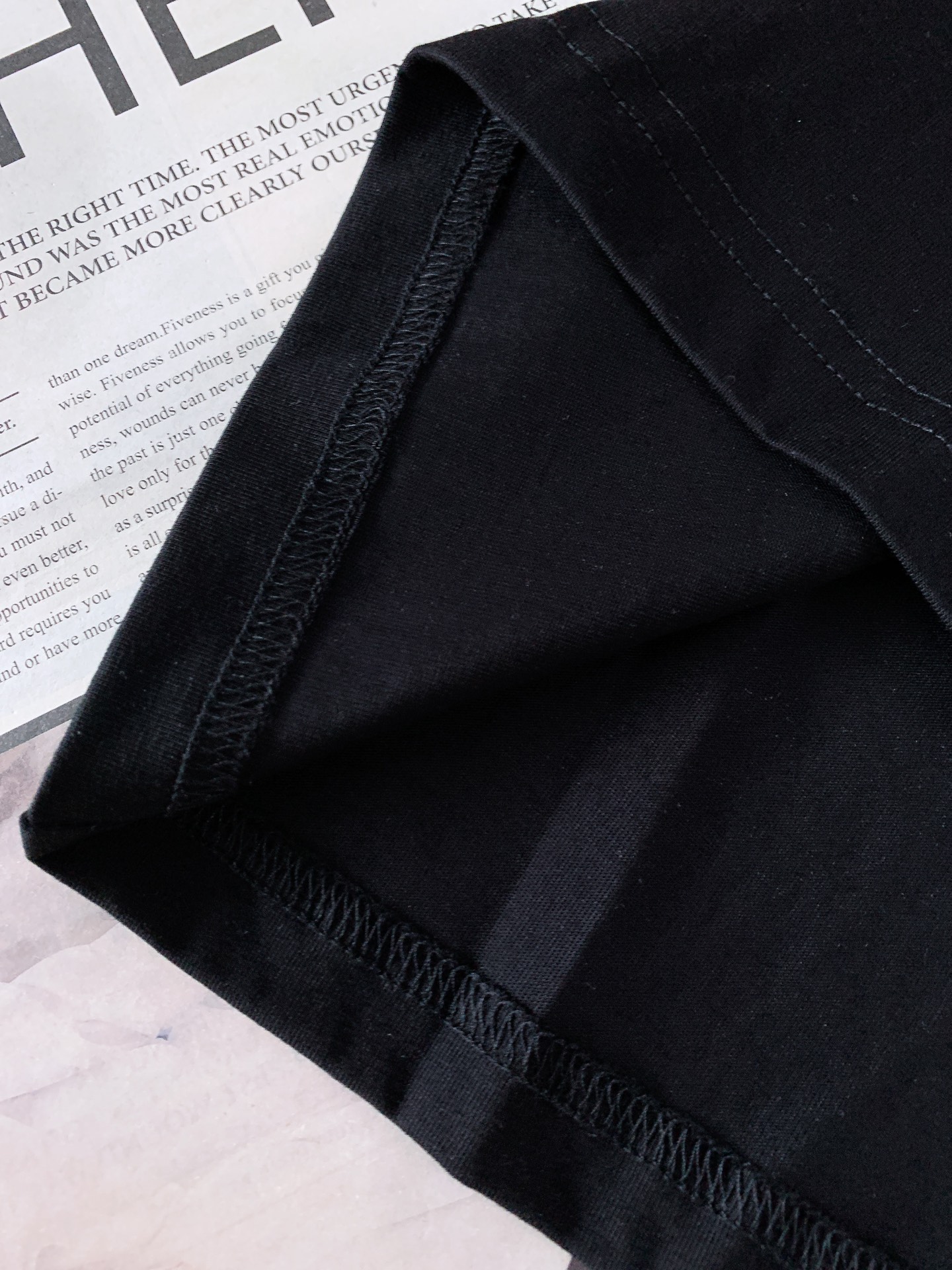 Gucci 古驰 2026SS春夏新品 复古手写体印花短袖👕高支精梳棉面料软糯透气，垂坠感绝了，上身亲肤