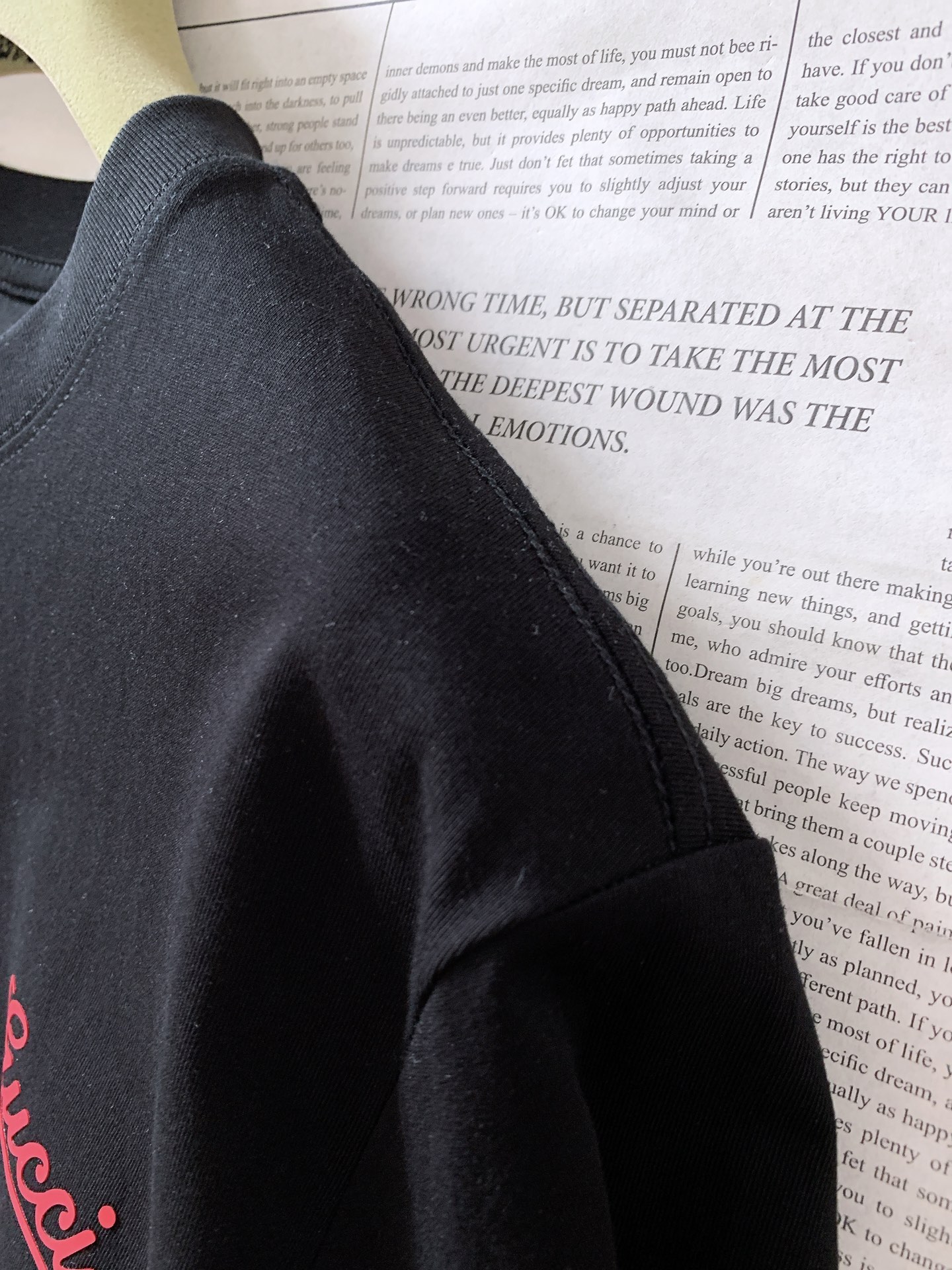 Gucci 古驰 2026SS春夏新品 复古手写体印花短袖👕高支精梳棉面料软糯透气，垂坠感绝了，上身亲肤
