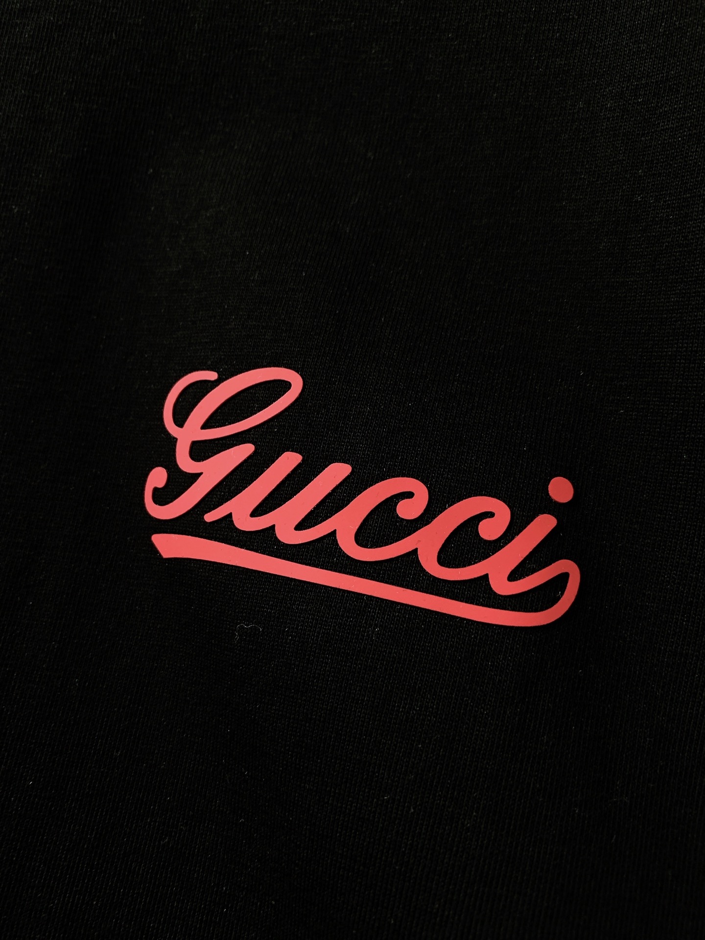 Gucci 古驰 2026SS春夏新品 复古手写体印花短袖👕高支精梳棉面料软糯透气，垂坠感绝了，上身亲肤