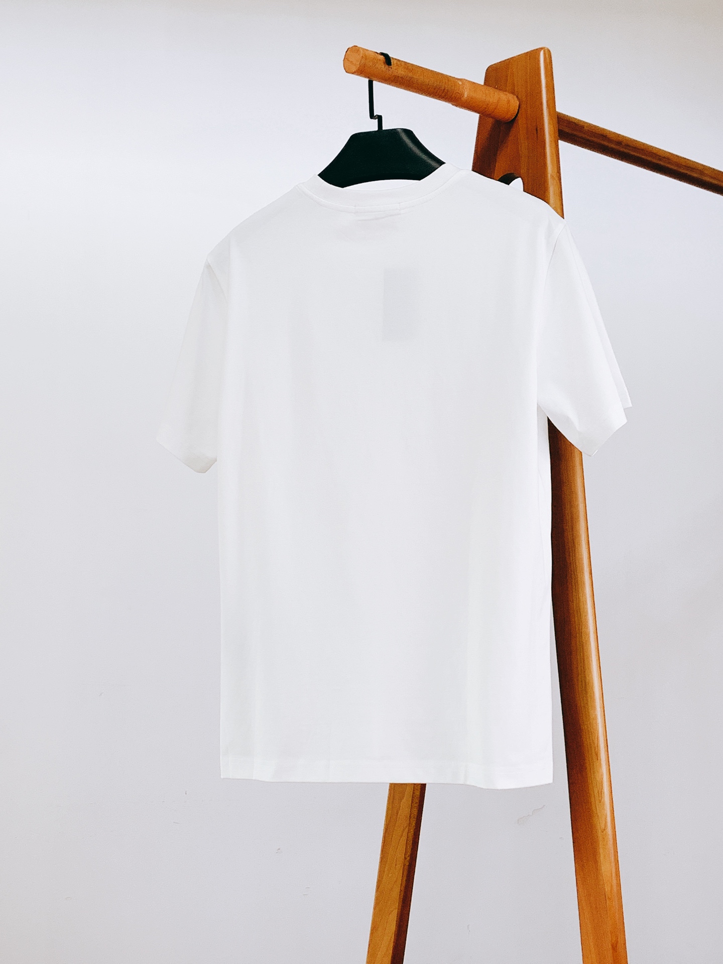Prada 普拉达 2026SS春夏新品 复古徽章印花短袖👕高支精梳棉面料软糯透气，垂坠感绝了，上身亲肤