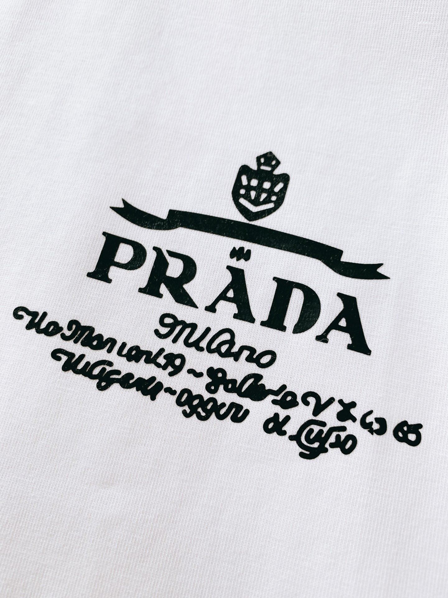 Prada 普拉达 2026SS春夏新品 复古徽章印花短袖👕高支精梳棉面料软糯透气，垂坠感绝了，上身亲肤