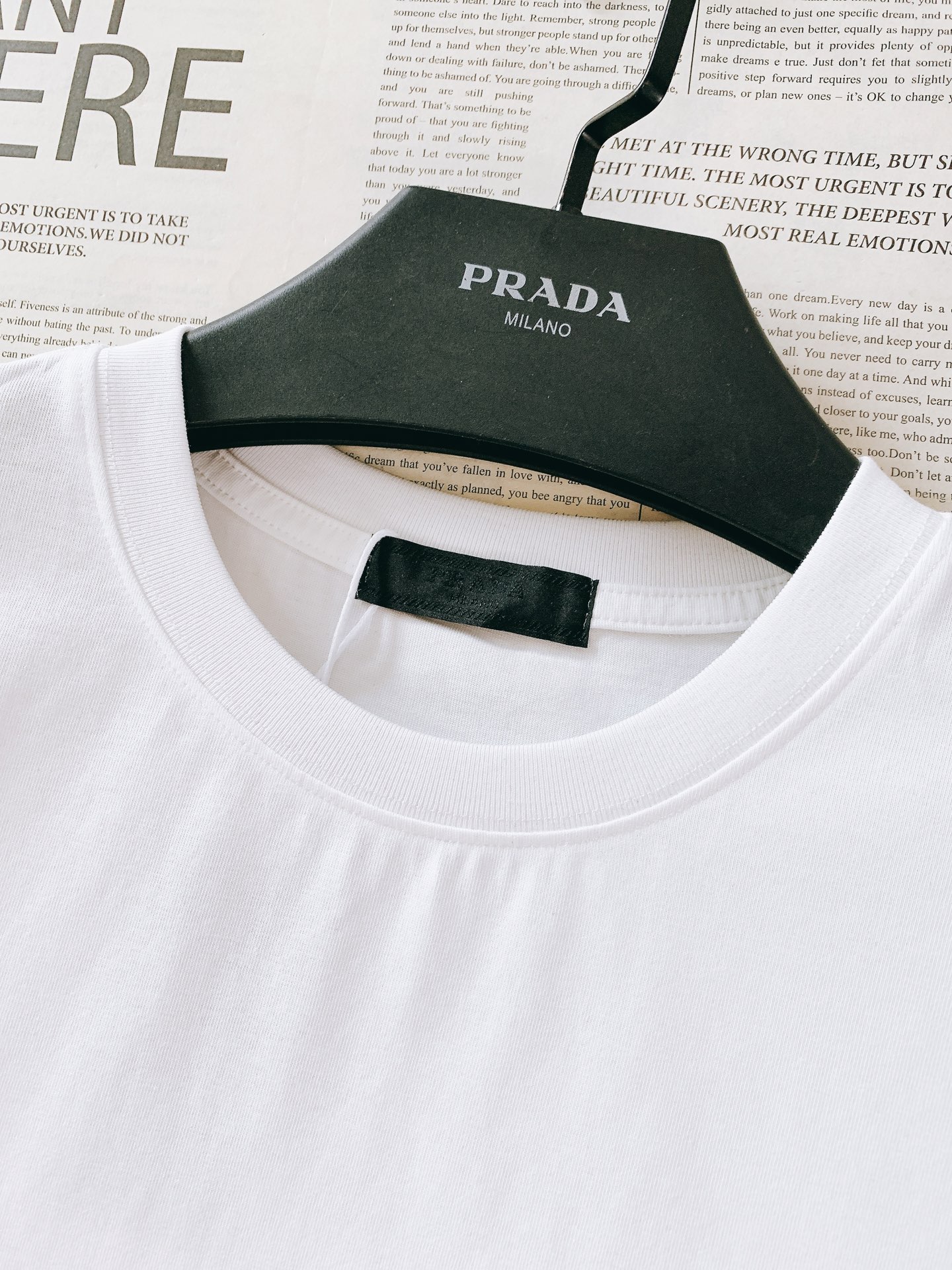 Prada 普拉达 2026SS春夏新品 复古徽章印花短袖👕高支精梳棉面料软糯透气，垂坠感绝了，上身亲肤
