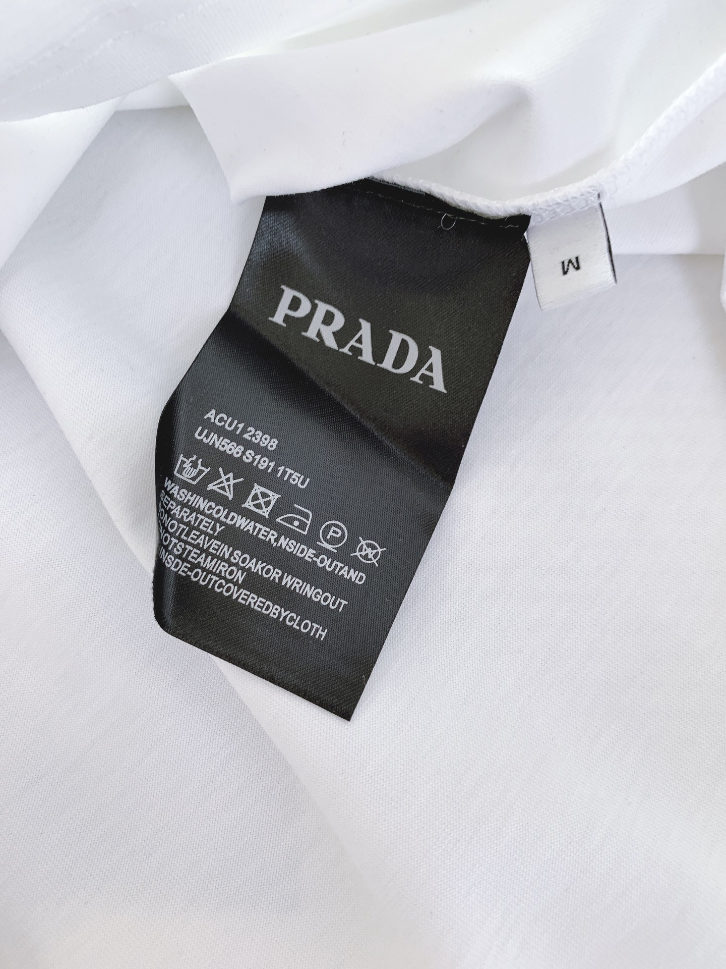 Prada 普拉达 2026SS春夏新品 复古徽章印花短袖👕高支精梳棉面料软糯透气，垂坠感绝了，上身亲肤
