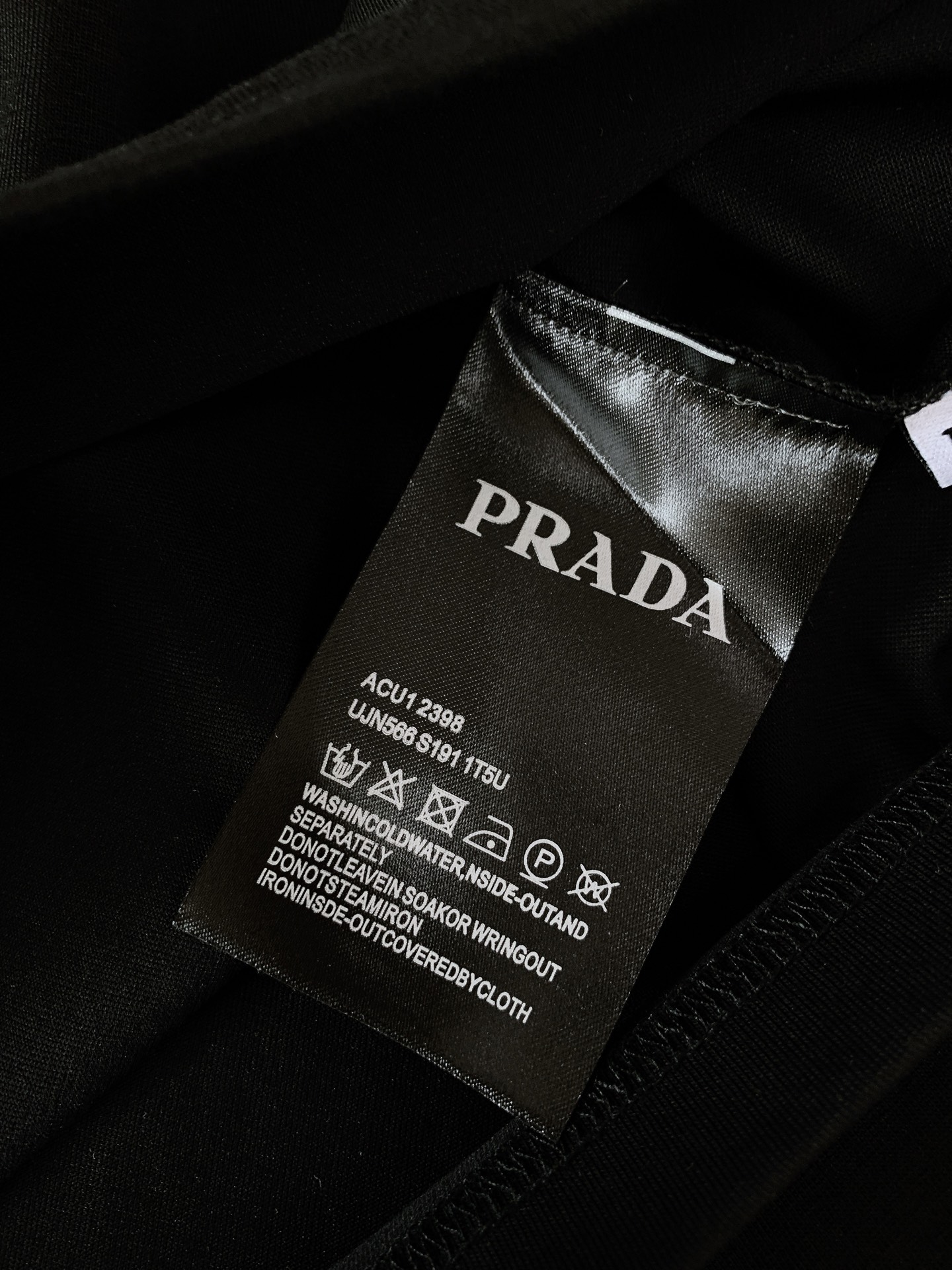 Prada 普拉达 2026SS春夏新品 复古徽章印花短袖👕高支精梳棉面料软糯透气，垂坠感绝了，上身亲肤