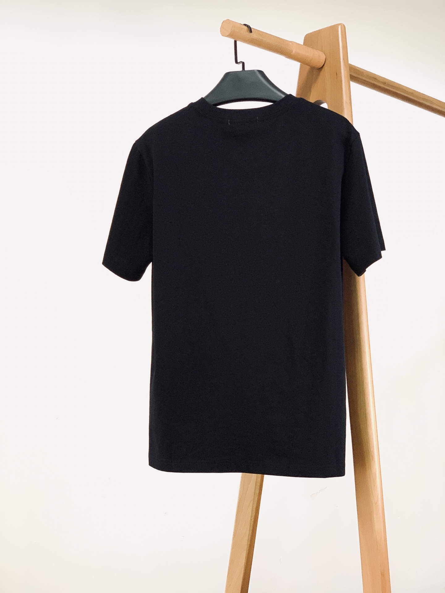 Prada 普拉达 2026SS春夏新品 复古徽章印花短袖👕高支精梳棉面料软糯透气，垂坠感绝了，上身亲肤