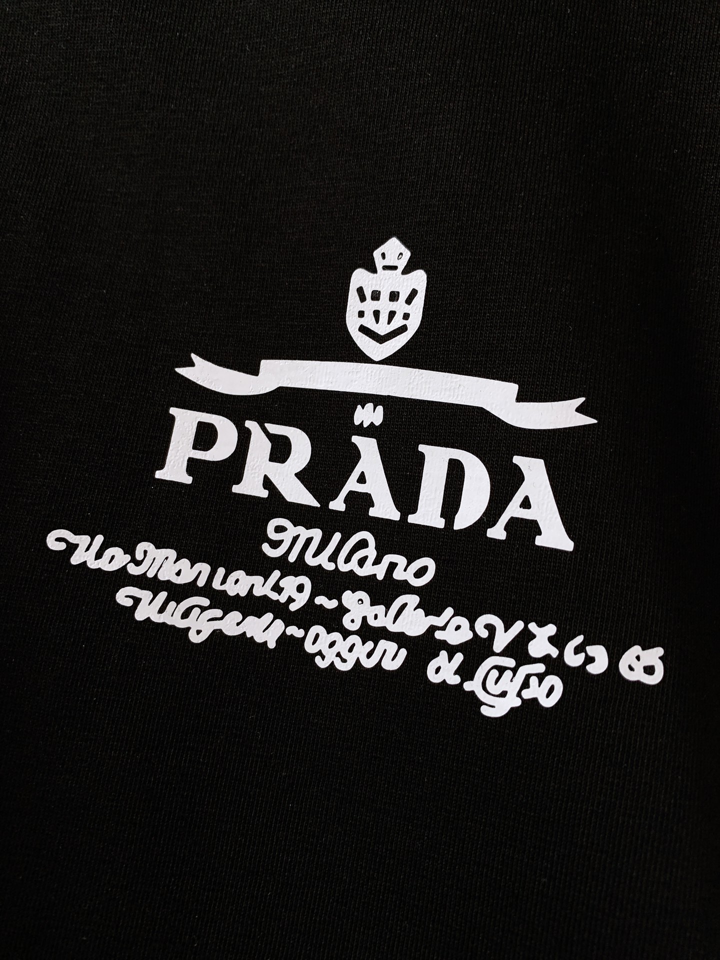 Prada 普拉达 2026SS春夏新品 复古徽章印花短袖👕高支精梳棉面料软糯透气，垂坠感绝了，上身亲肤