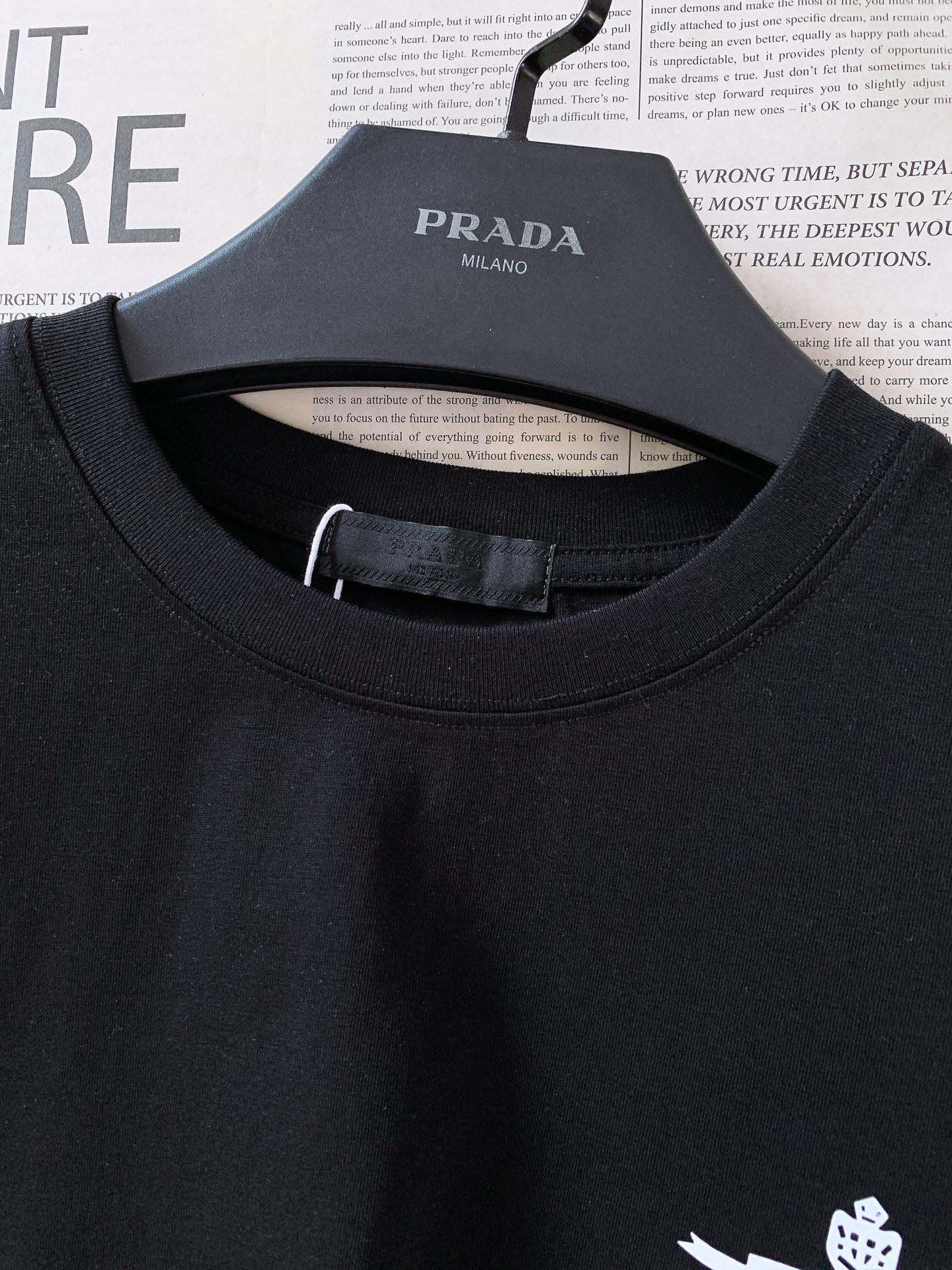 Prada 普拉达 2026SS春夏新品 复古徽章印花短袖👕高支精梳棉面料软糯透气，垂坠感绝了，上身亲肤