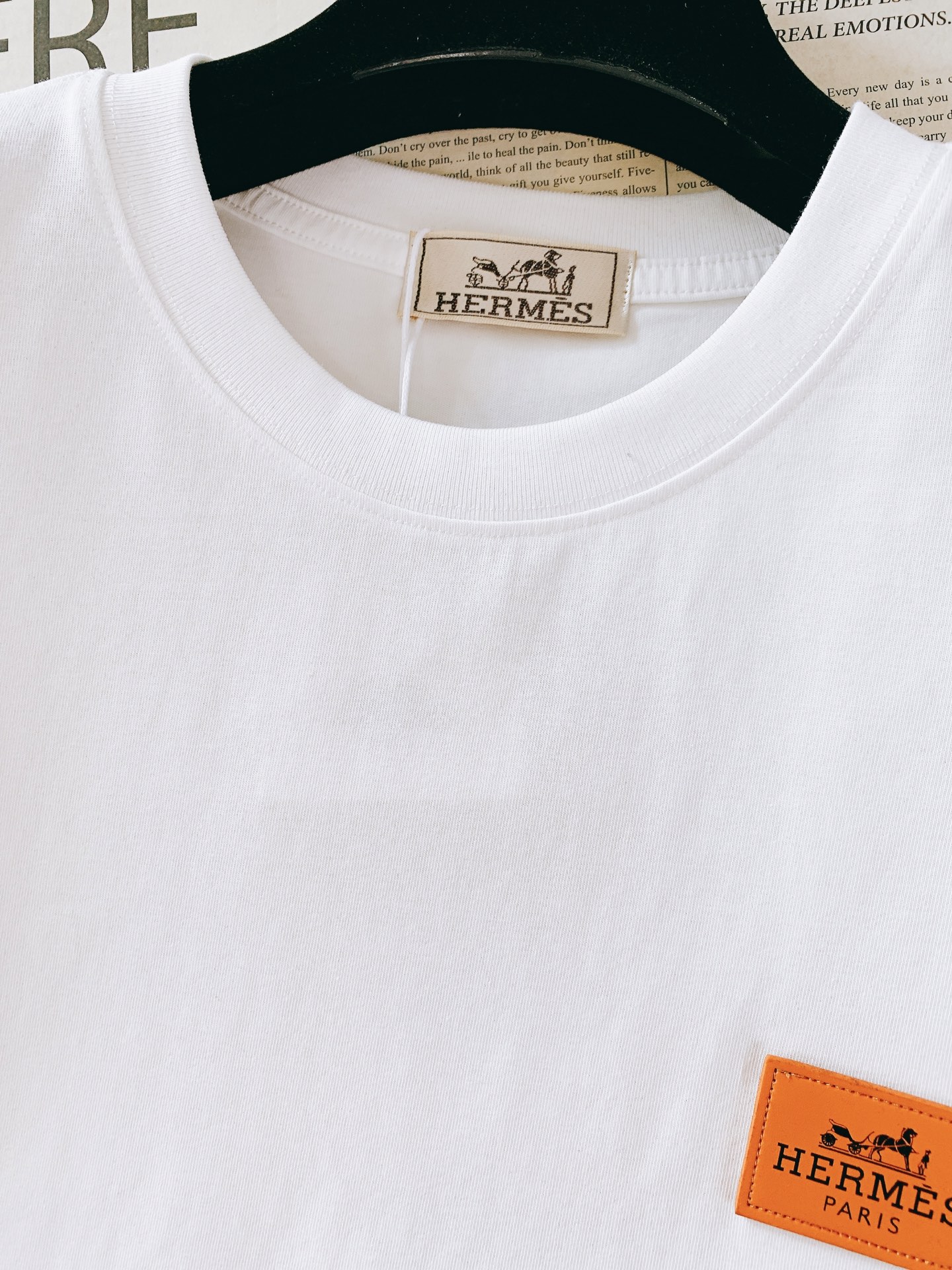 Hermès 爱马仕 2026SS春夏新品 经典橙标皮革饰牌短袖👕高支精梳棉面料软糯透气，垂坠感绝了，上
