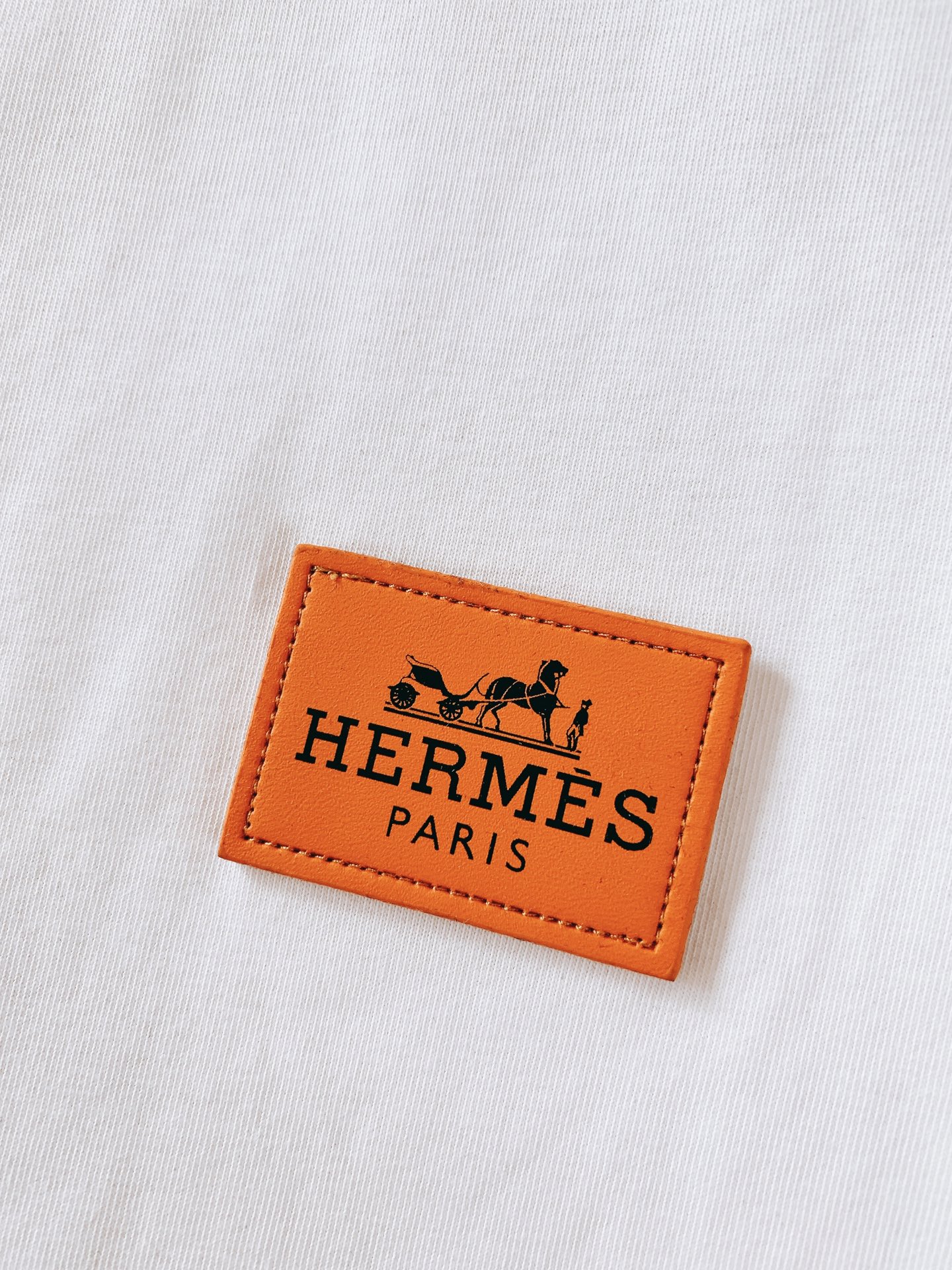 Hermès 爱马仕 2026SS春夏新品 经典橙标皮革饰牌短袖👕高支精梳棉面料软糯透气，垂坠感绝了，上