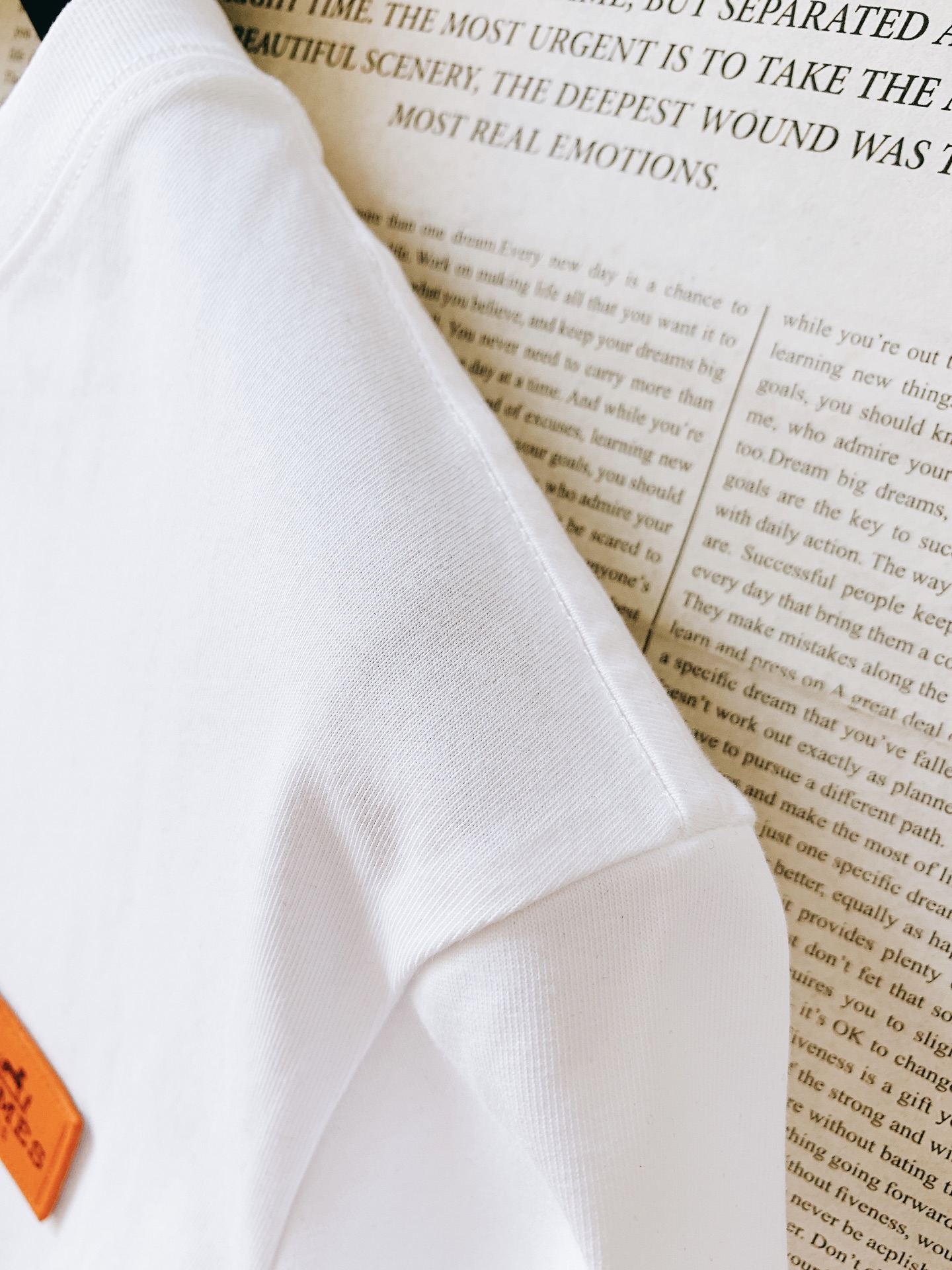 Hermès 爱马仕 2026SS春夏新品 经典橙标皮革饰牌短袖👕高支精梳棉面料软糯透气，垂坠感绝了，上