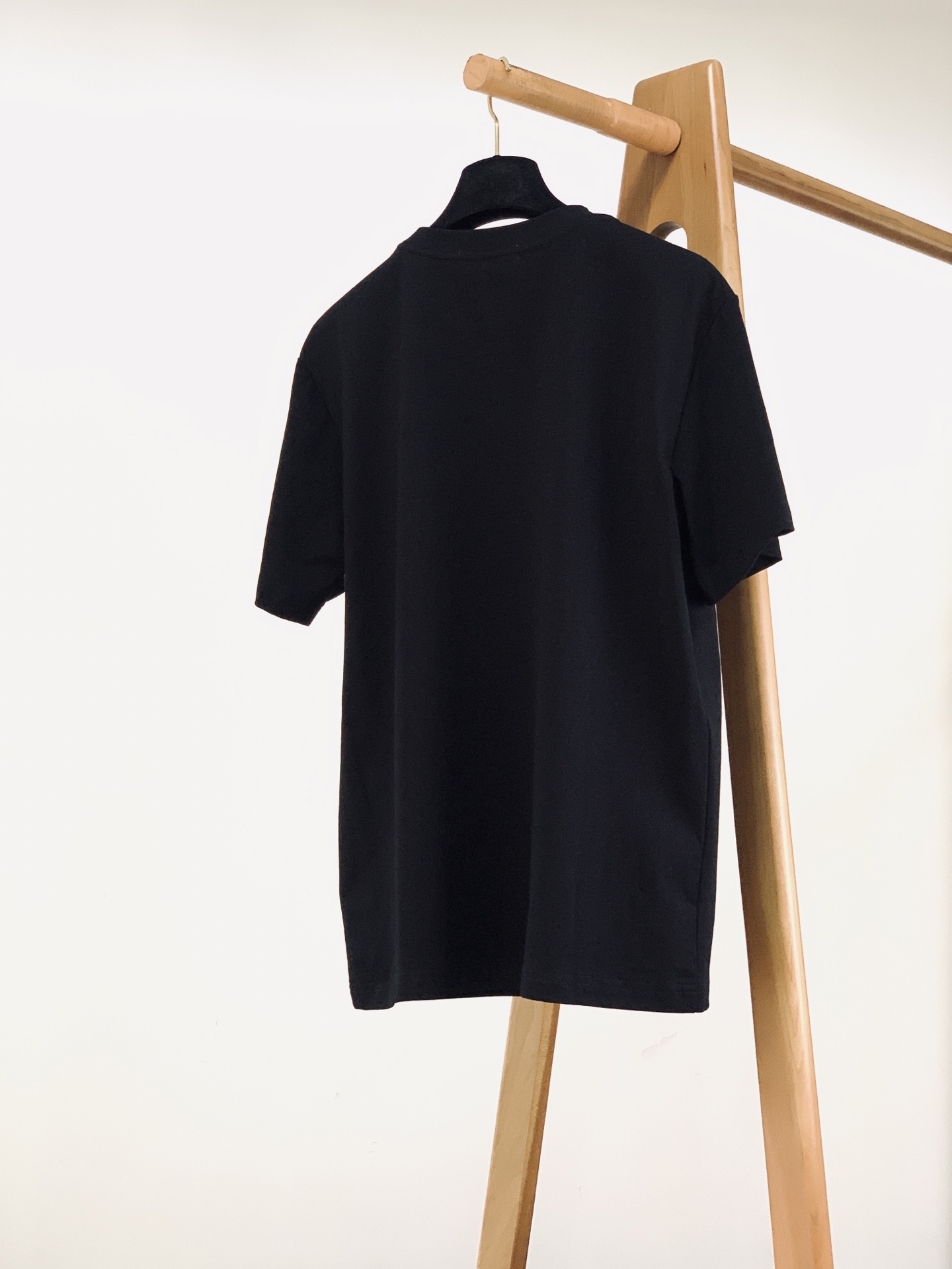 Hermès 爱马仕 2026SS春夏新品 经典橙标皮革饰牌短袖👕高支精梳棉面料软糯透气，垂坠感绝了，上