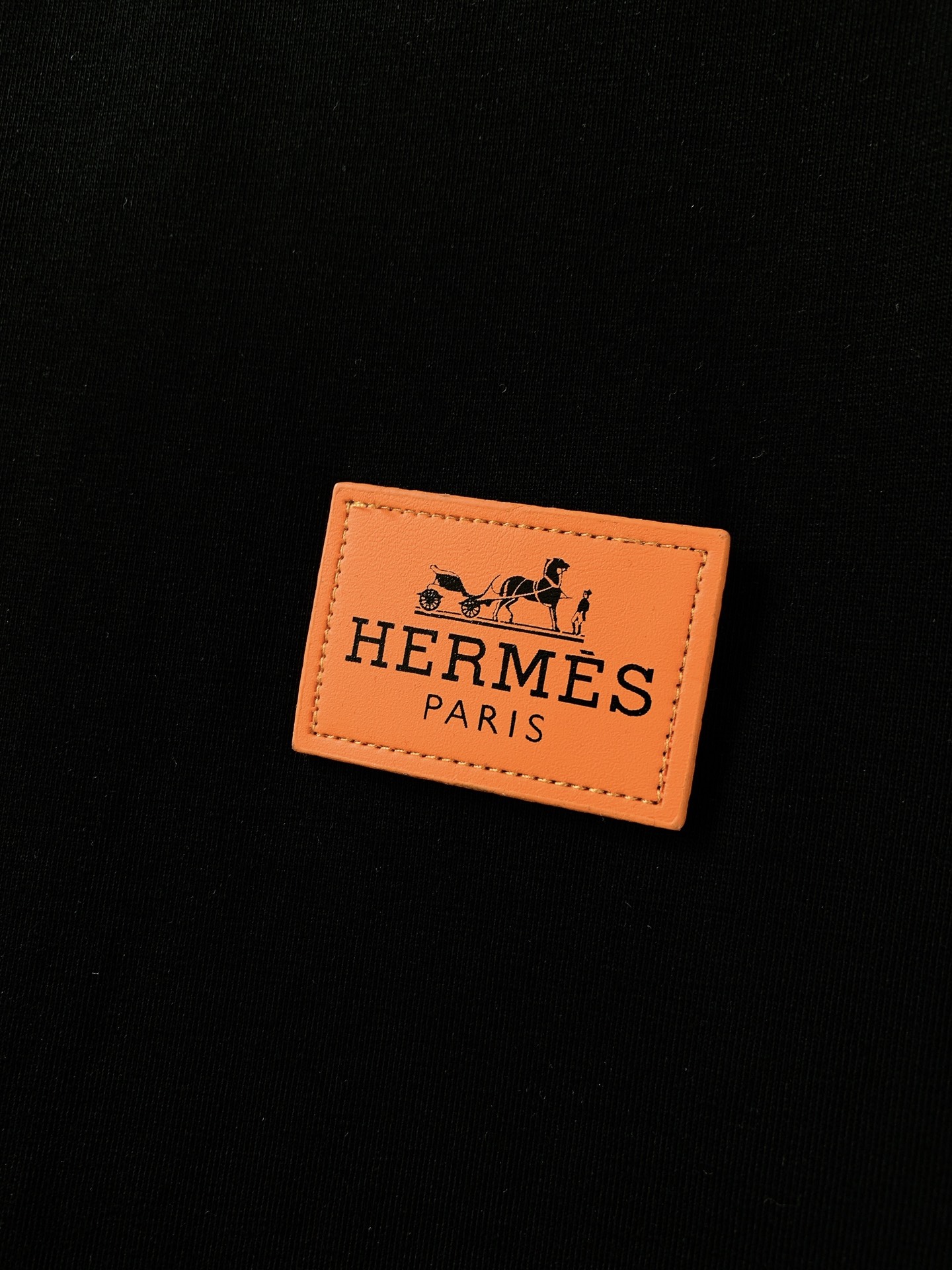 Hermès 爱马仕 2026SS春夏新品 经典橙标皮革饰牌短袖👕高支精梳棉面料软糯透气，垂坠感绝了，上
