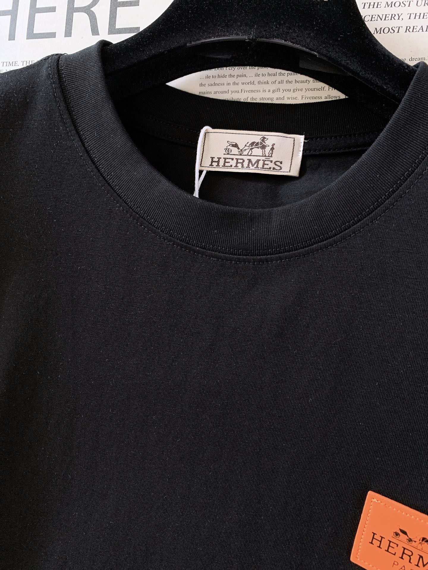 Hermès 爱马仕 2026SS春夏新品 经典橙标皮革饰牌短袖👕高支精梳棉面料软糯透气，垂坠感绝了，上