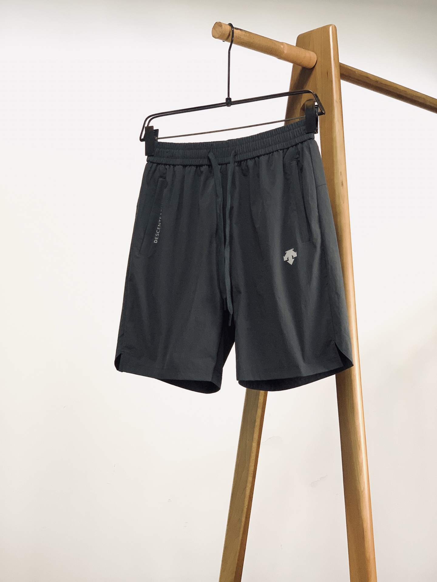 DESCENTE 迪桑特 2026SS春夏新品 轻量速干运动短裤🩳专业级速干面料，轻盈透气还防泼，日常打