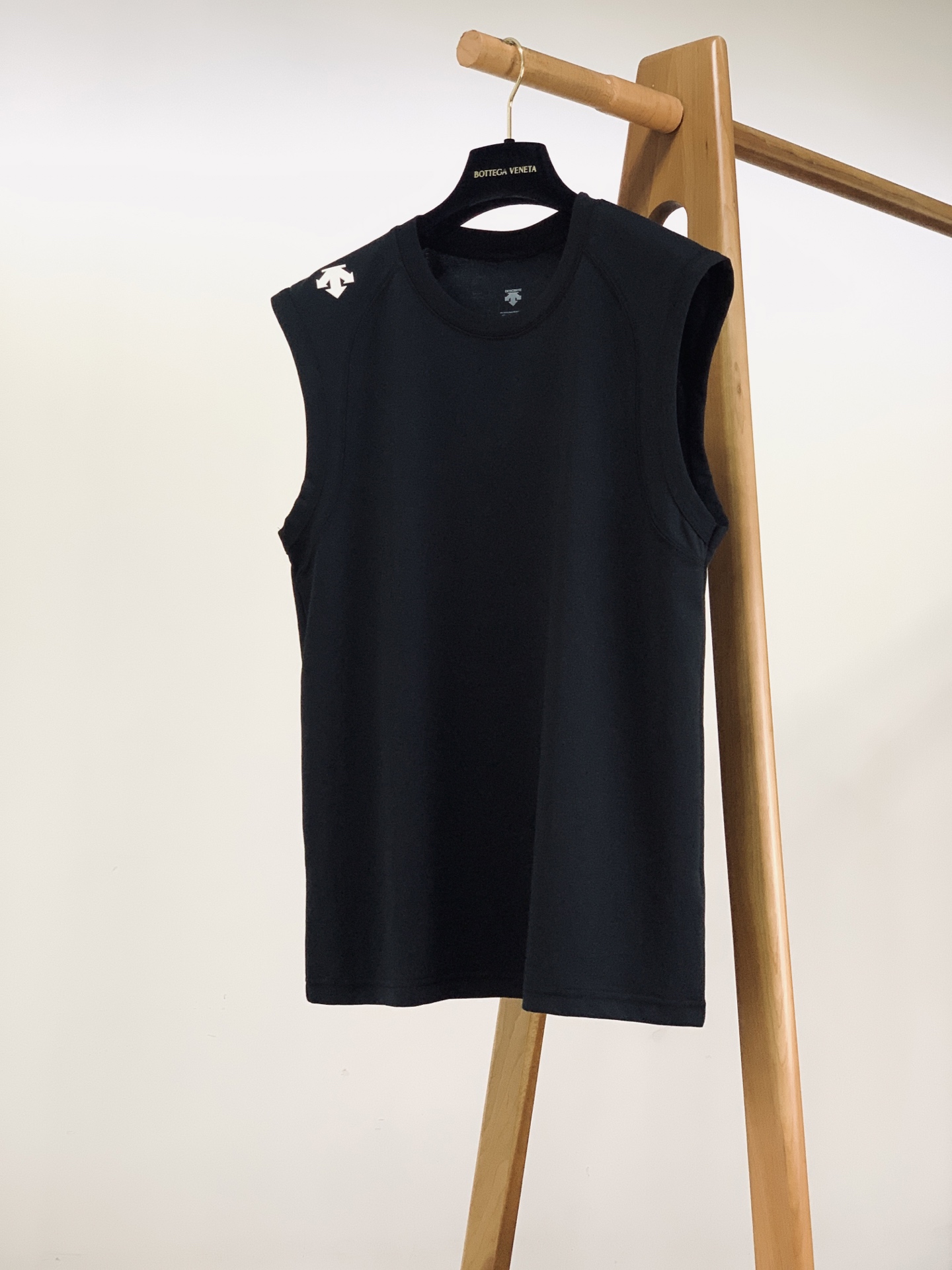 DESCENTE 迪桑特 2026SS春夏新品 休闲无袖背心🎽高支丝光长绒棉面料，顺滑透气又抗皱，上身挺