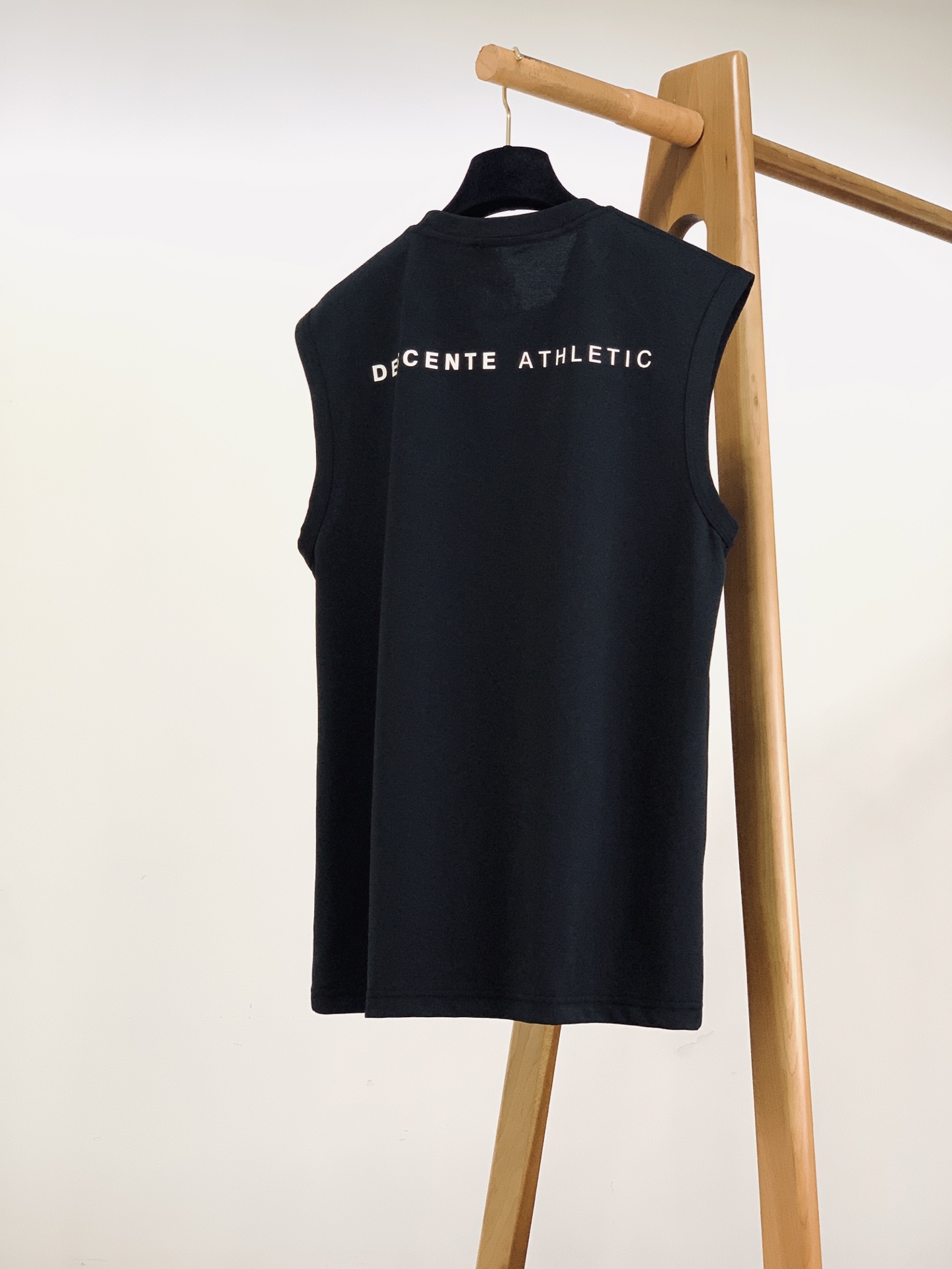 DESCENTE 迪桑特 2026SS春夏新品 休闲无袖背心🎽高支丝光长绒棉面料，顺滑透气又抗皱，上身挺