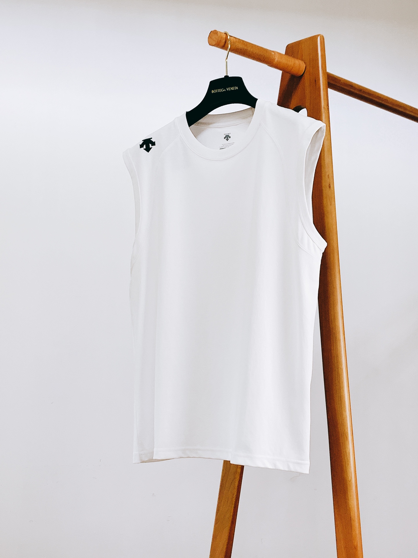 DESCENTE 迪桑特 2026SS春夏新品 休闲无袖背心🎽高支丝光长绒棉面料，顺滑透气又抗皱，上身挺