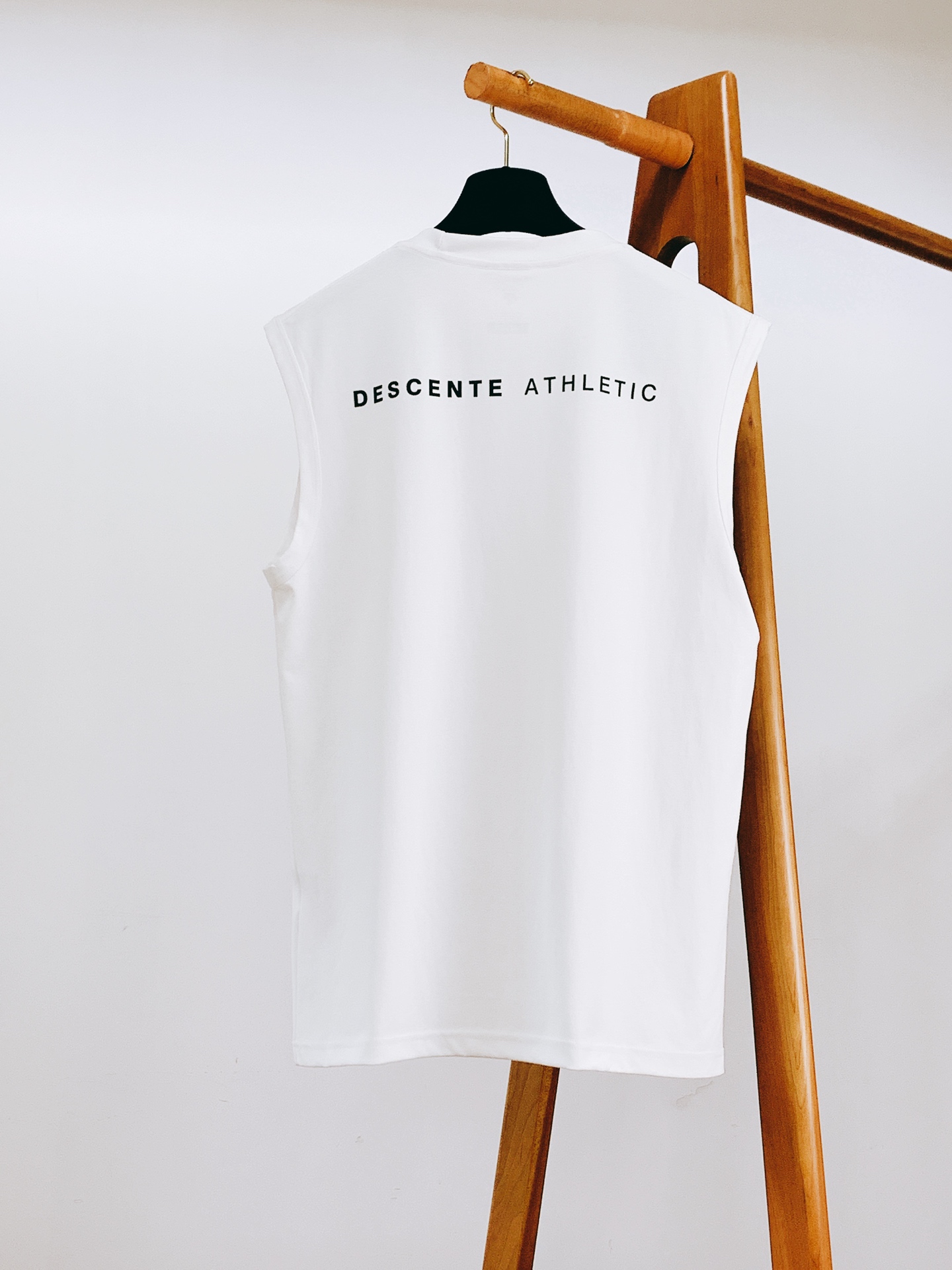 DESCENTE 迪桑特 2026SS春夏新品 休闲无袖背心🎽高支丝光长绒棉面料，顺滑透气又抗皱，上身挺