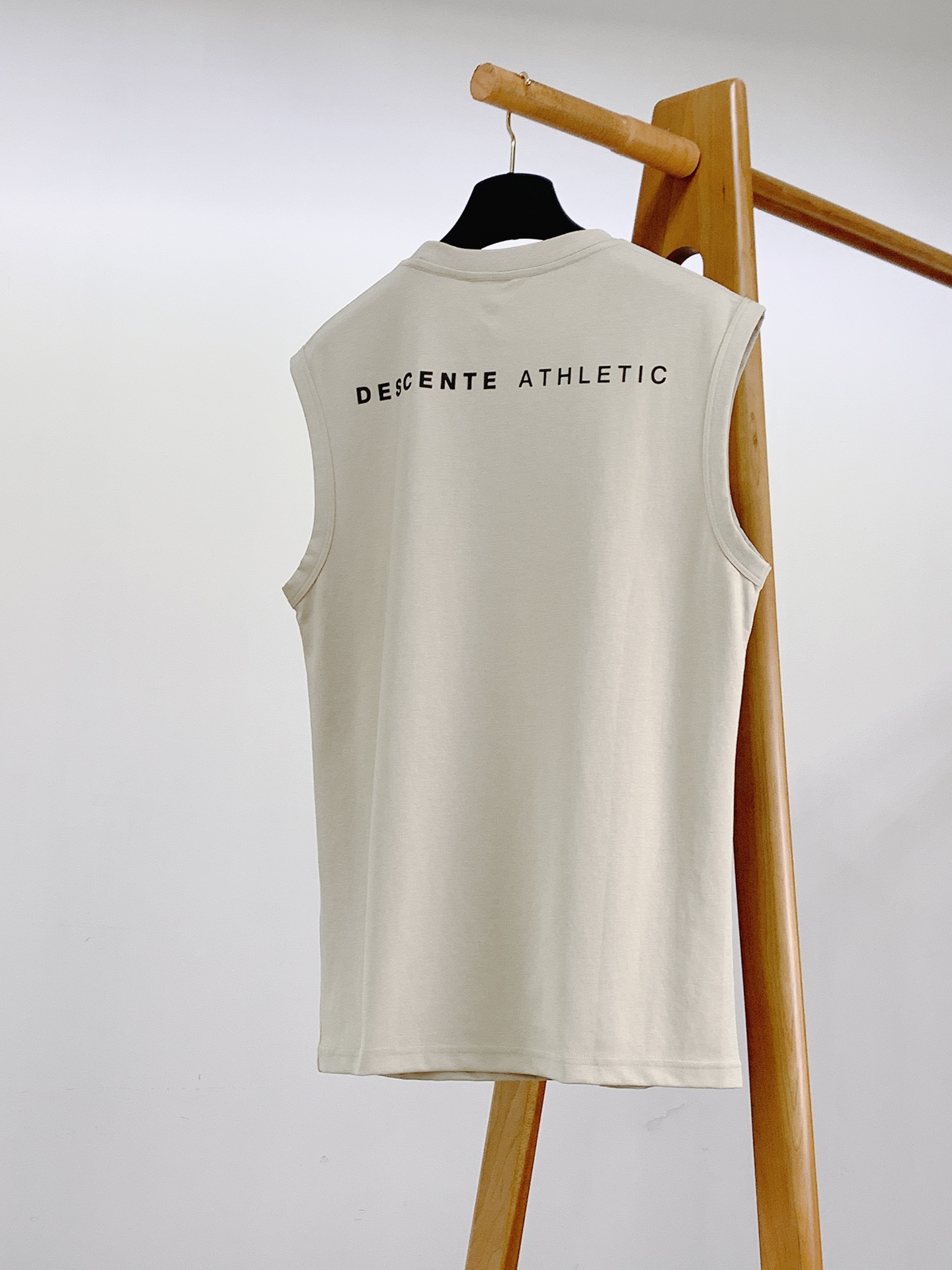 DESCENTE 迪桑特 2026SS春夏新品 休闲无袖背心🎽高支丝光长绒棉面料，顺滑透气又抗皱，上身挺