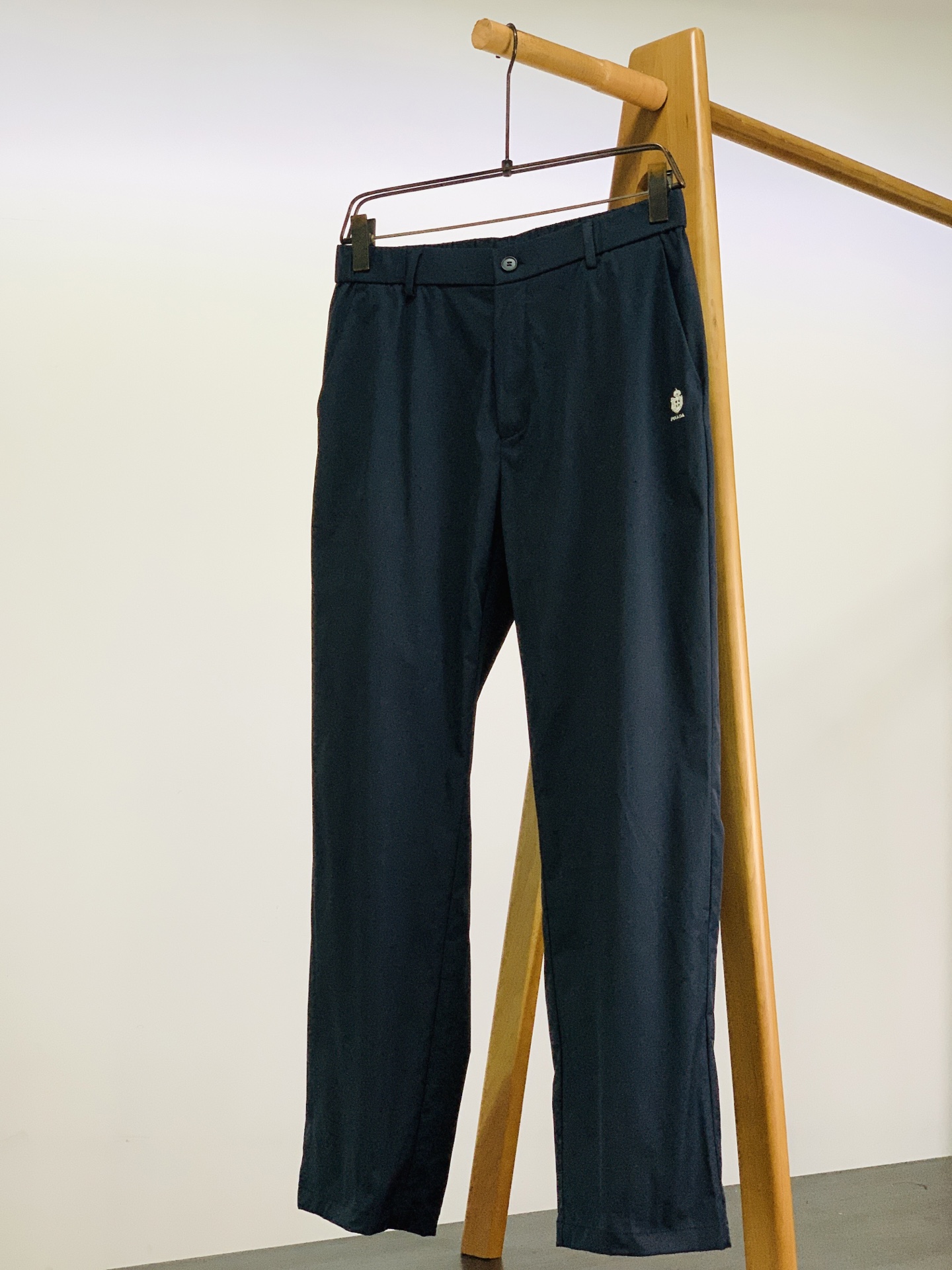 Prada 普拉达 2026SS春夏新品 盾标刺绣直筒休闲裤👖高密尼龙混纺面料，轻盈垂坠又抗皱，自带防泼