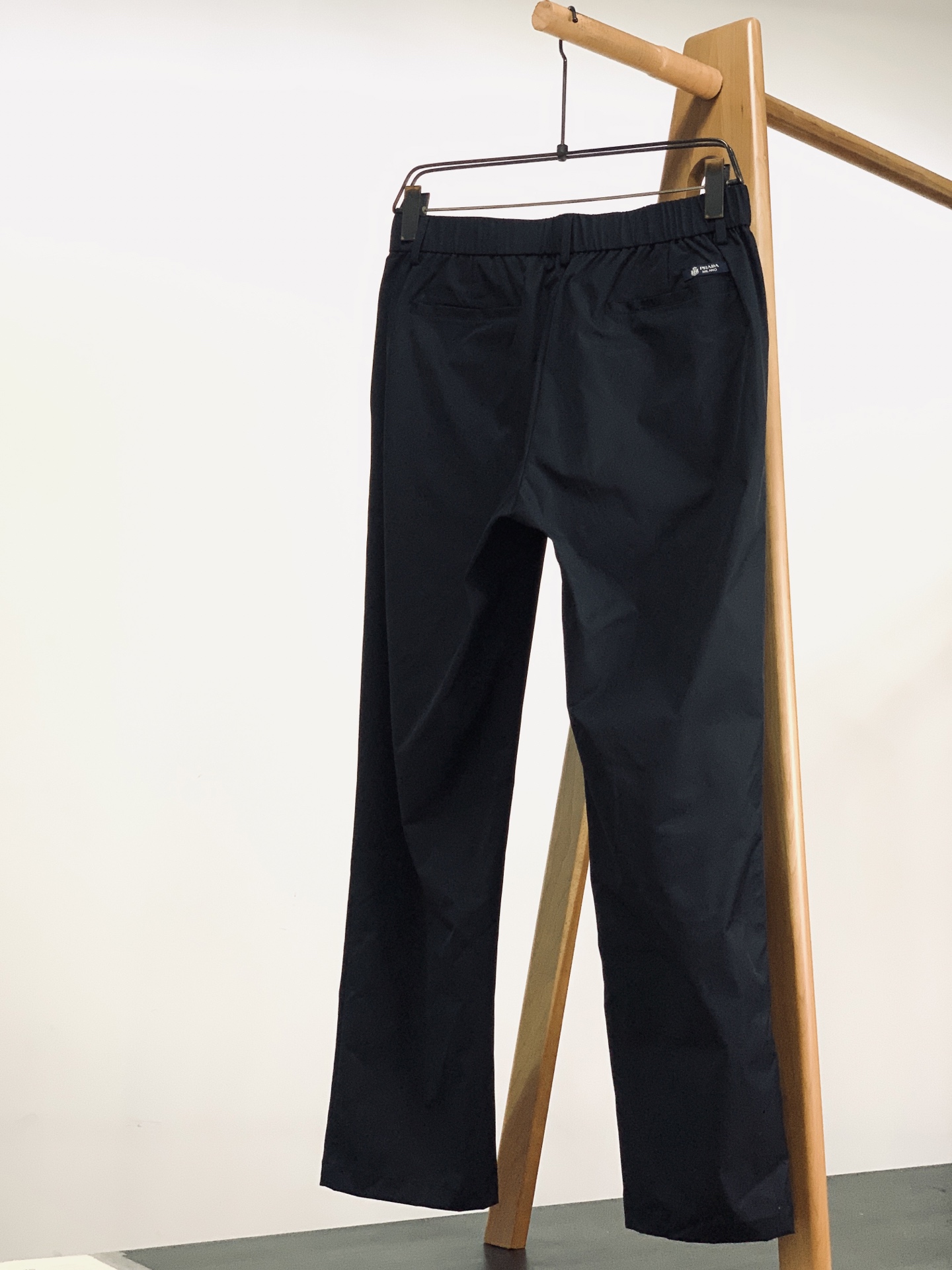 Prada 普拉达 2026SS春夏新品 盾标刺绣直筒休闲裤👖高密尼龙混纺面料，轻盈垂坠又抗皱，自带防泼