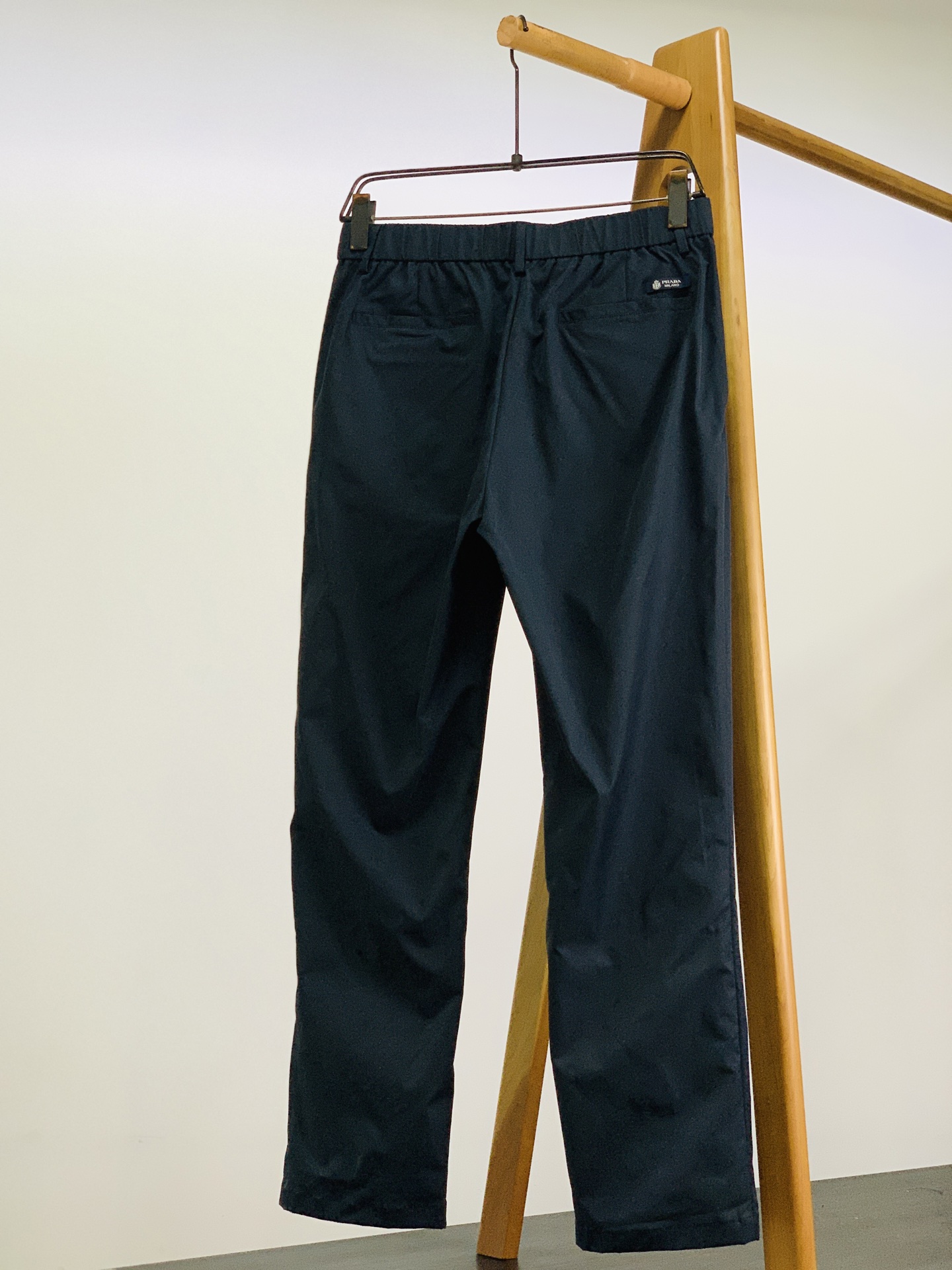 Prada 普拉达 2026SS春夏新品 盾标刺绣直筒休闲裤👖高密尼龙混纺面料，轻盈垂坠又抗皱，自带防泼