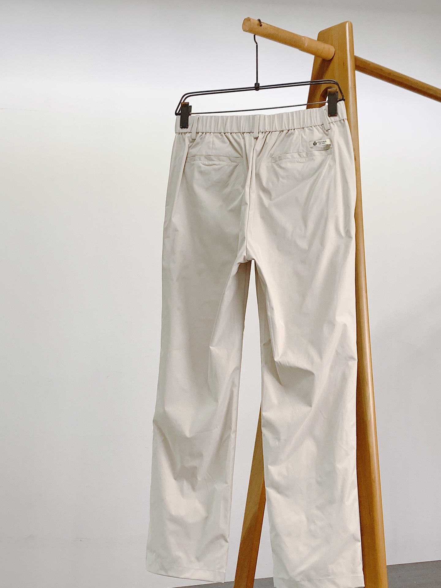 Prada 普拉达 2026SS春夏新品 盾标刺绣直筒休闲裤👖高密尼龙混纺面料，轻盈垂坠又抗皱，自带防泼