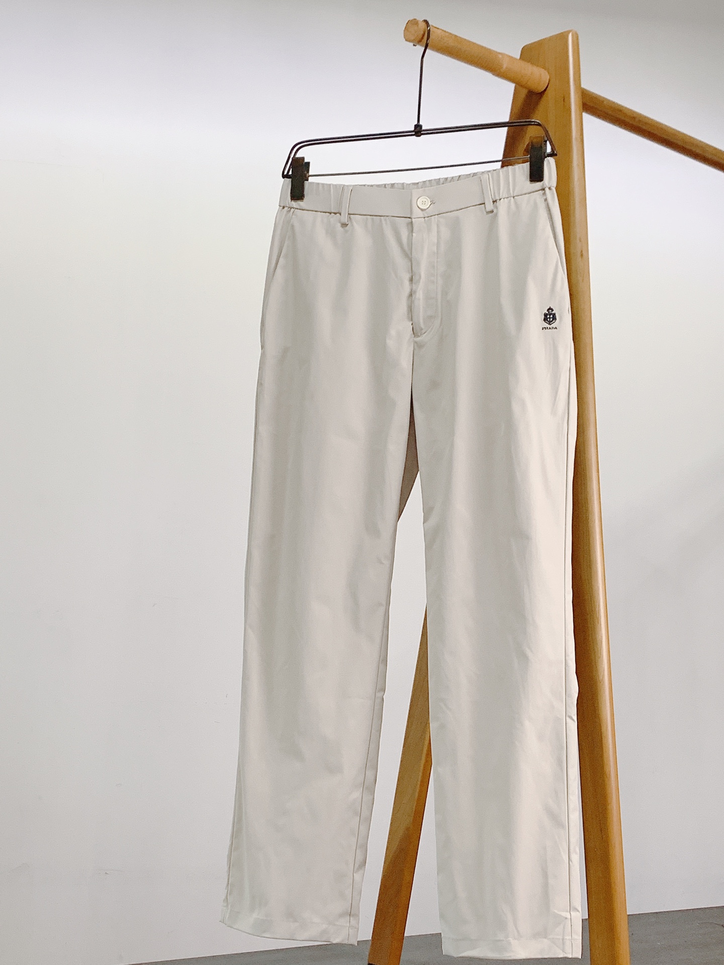Prada 普拉达 2026SS春夏新品 盾标刺绣直筒休闲裤👖高密尼龙混纺面料，轻盈垂坠又抗皱，自带防泼