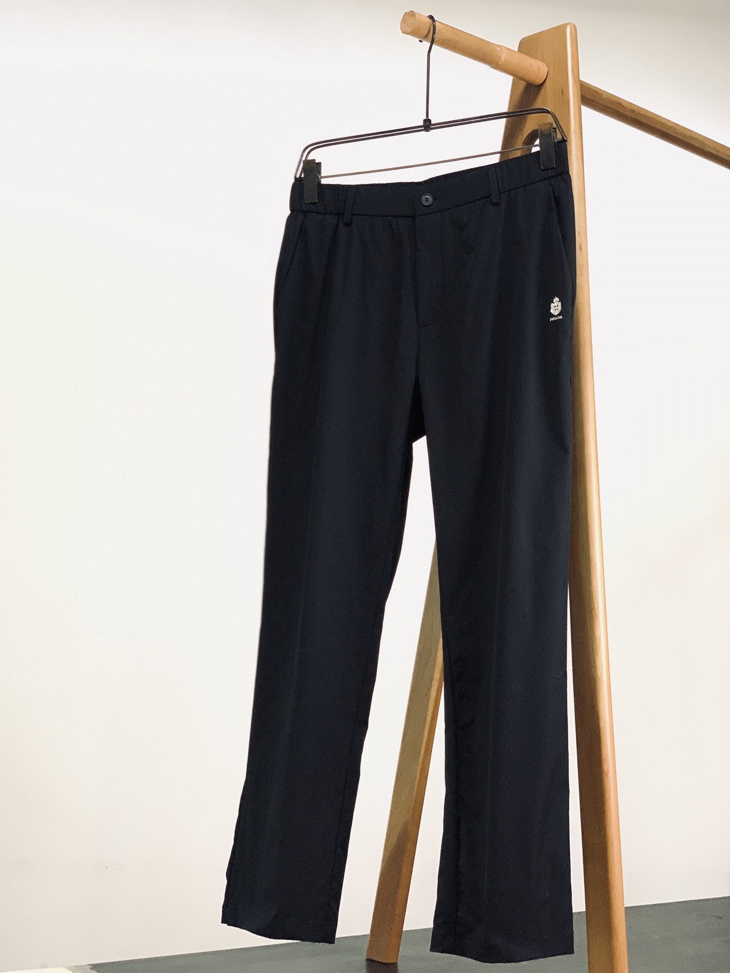 Prada 普拉达 2026SS春夏新品 盾标刺绣直筒休闲裤👖高密尼龙混纺面料，轻盈垂坠又抗皱，自带防泼