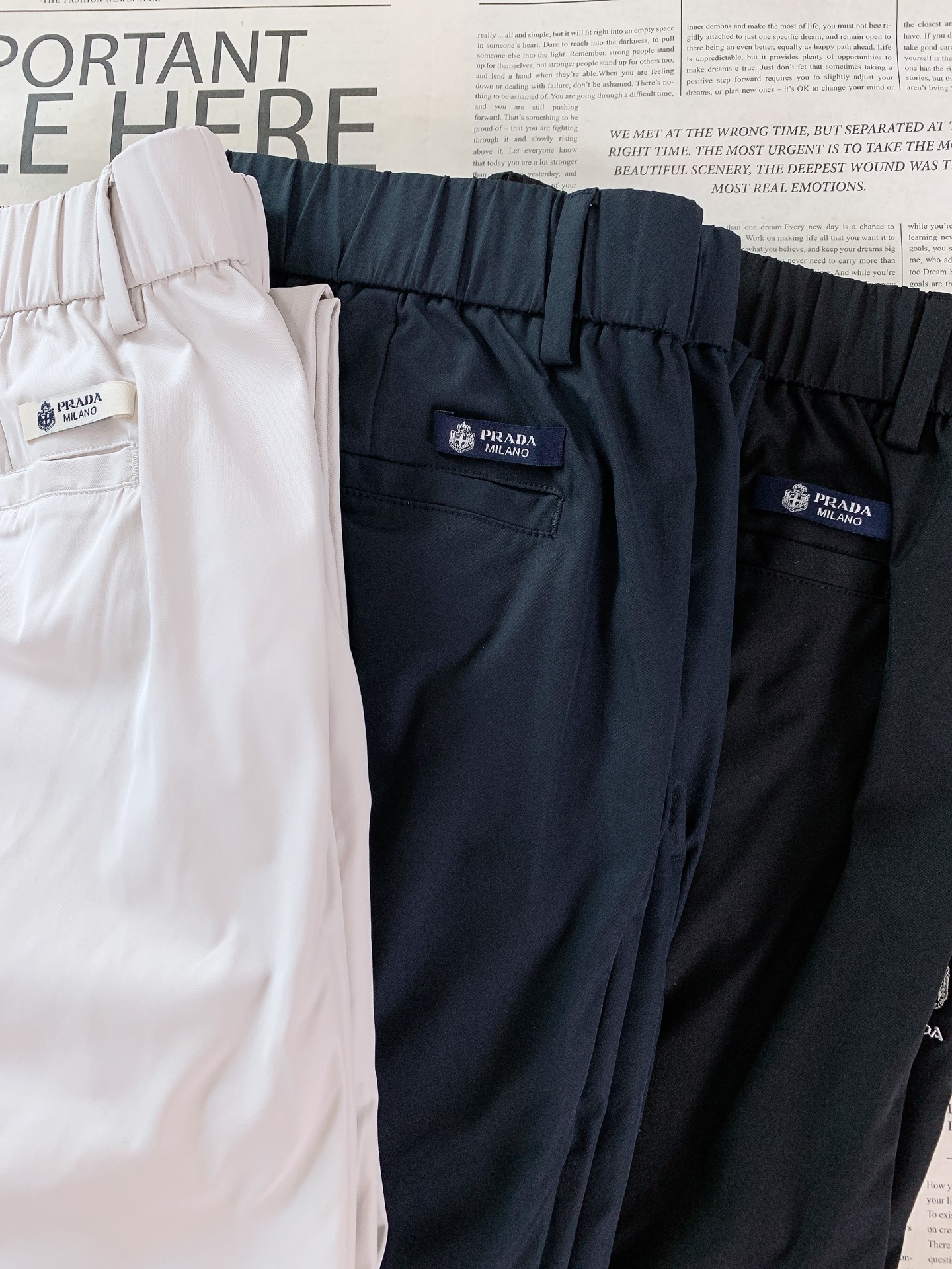 Prada 普拉达 2026SS春夏新品 盾标刺绣直筒休闲裤👖高密尼龙混纺面料，轻盈垂坠又抗皱，自带防泼