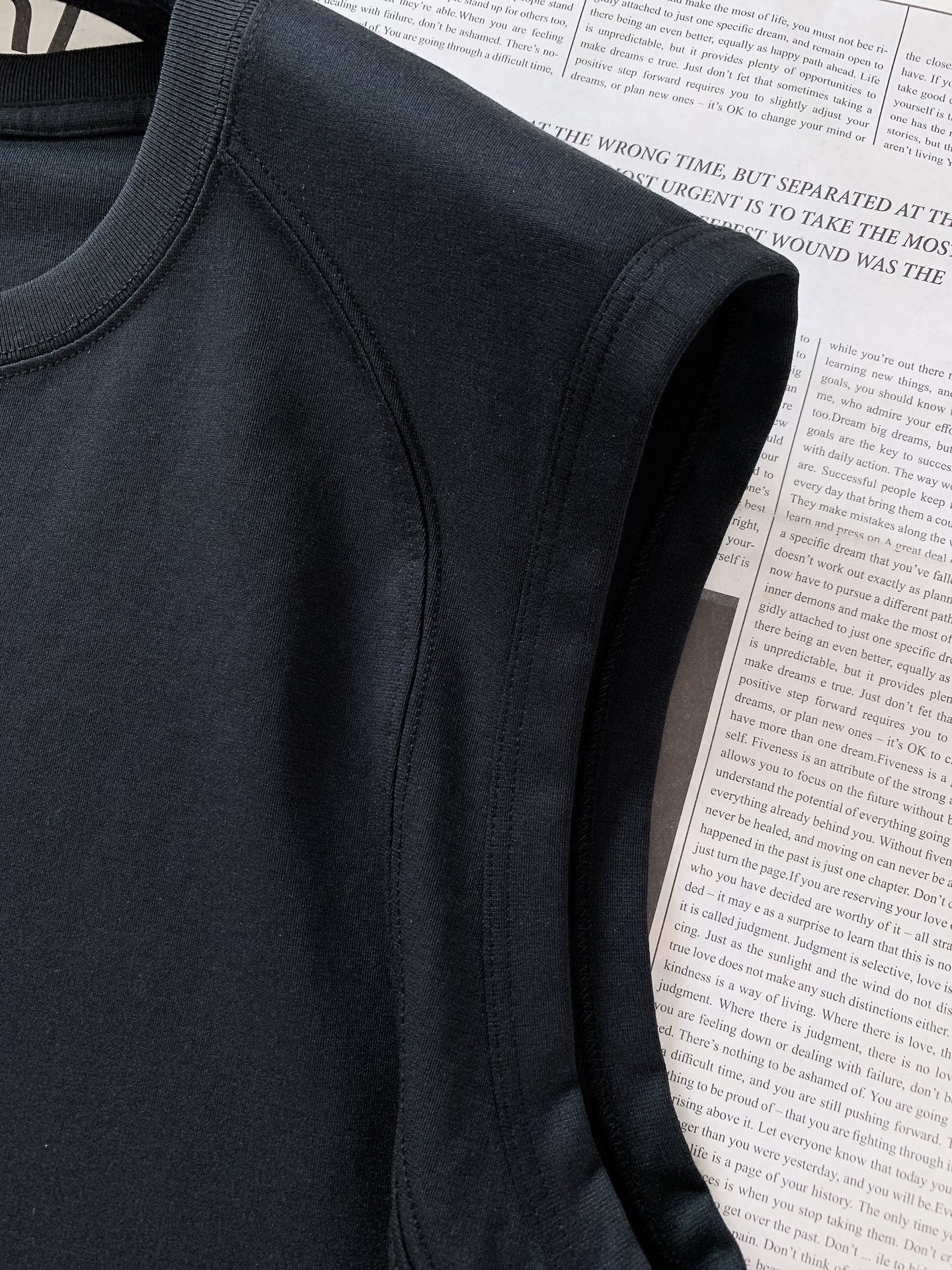 DESCENTE 迪桑特 2026SS春夏新品 休闲无袖背心🎽高支丝光长绒棉面料，顺滑透气又抗皱，上身挺