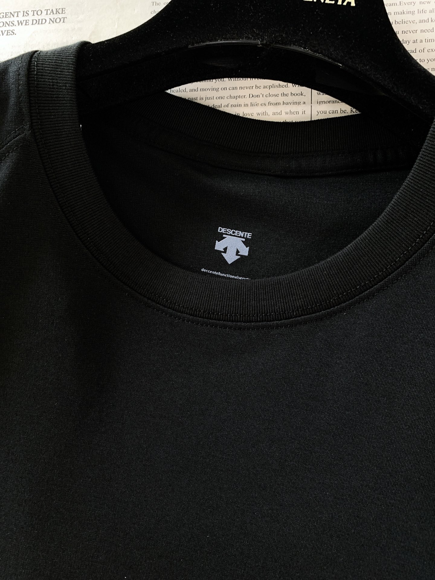 DESCENTE 迪桑特 2026SS春夏新品 休闲无袖背心🎽高支丝光长绒棉面料，顺滑透气又抗皱，上身挺