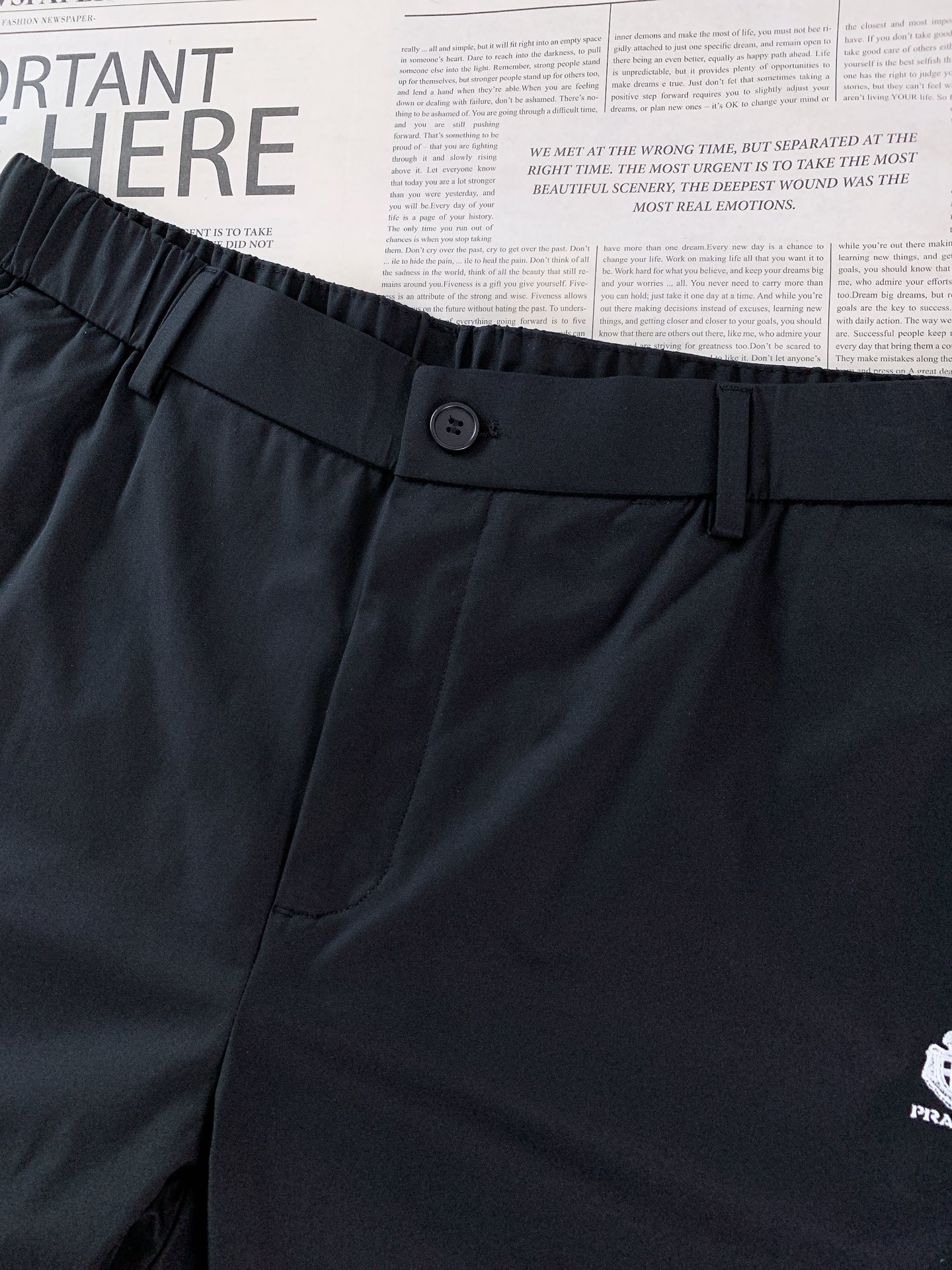 Prada 普拉达 2026SS春夏新品 盾标刺绣直筒休闲裤👖高密尼龙混纺面料，轻盈垂坠又抗皱，自带防泼